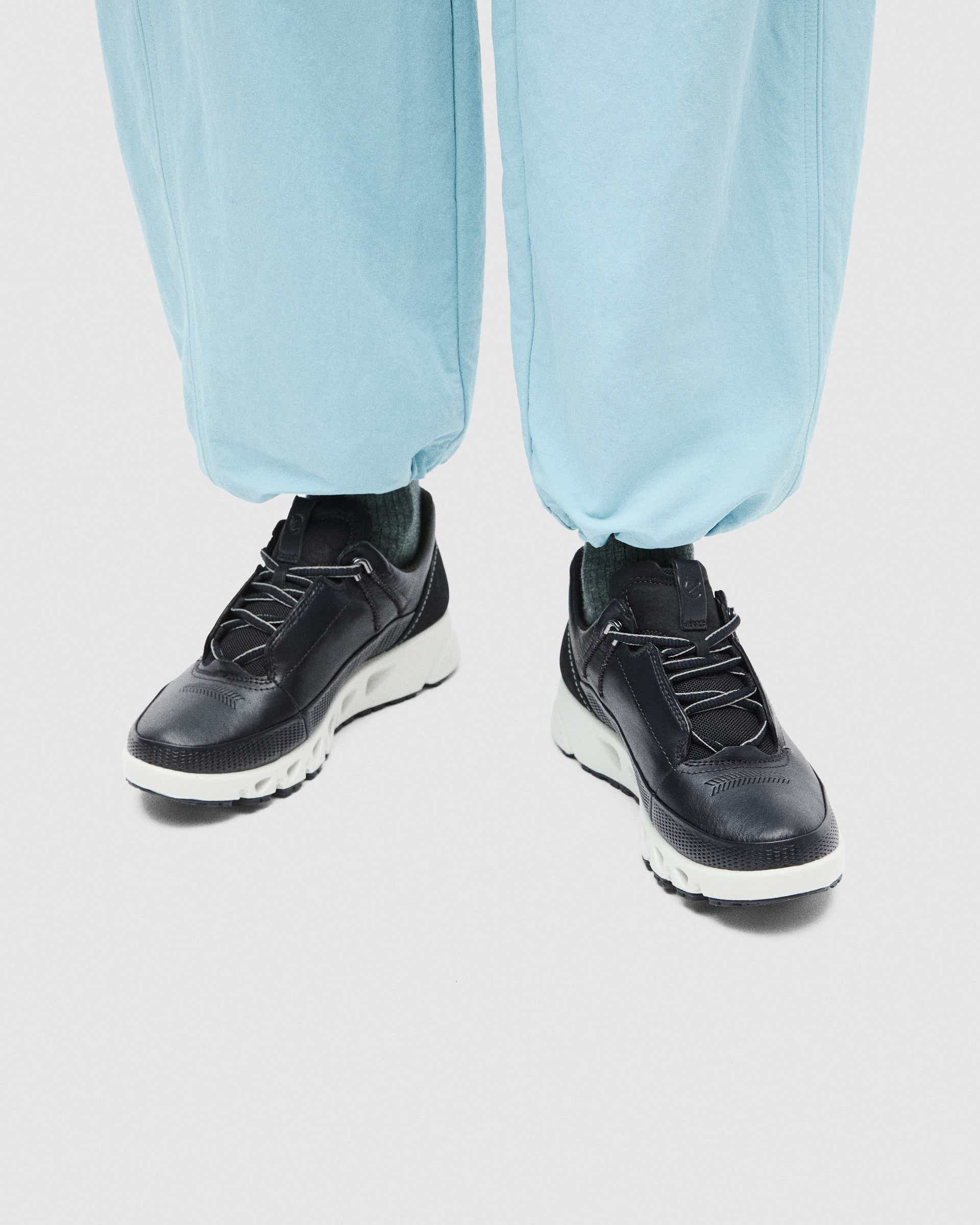 ECCO® Multi-Vent chaussures en cuir Gore-Tex pour femme - Noir - Lifestyle image-1