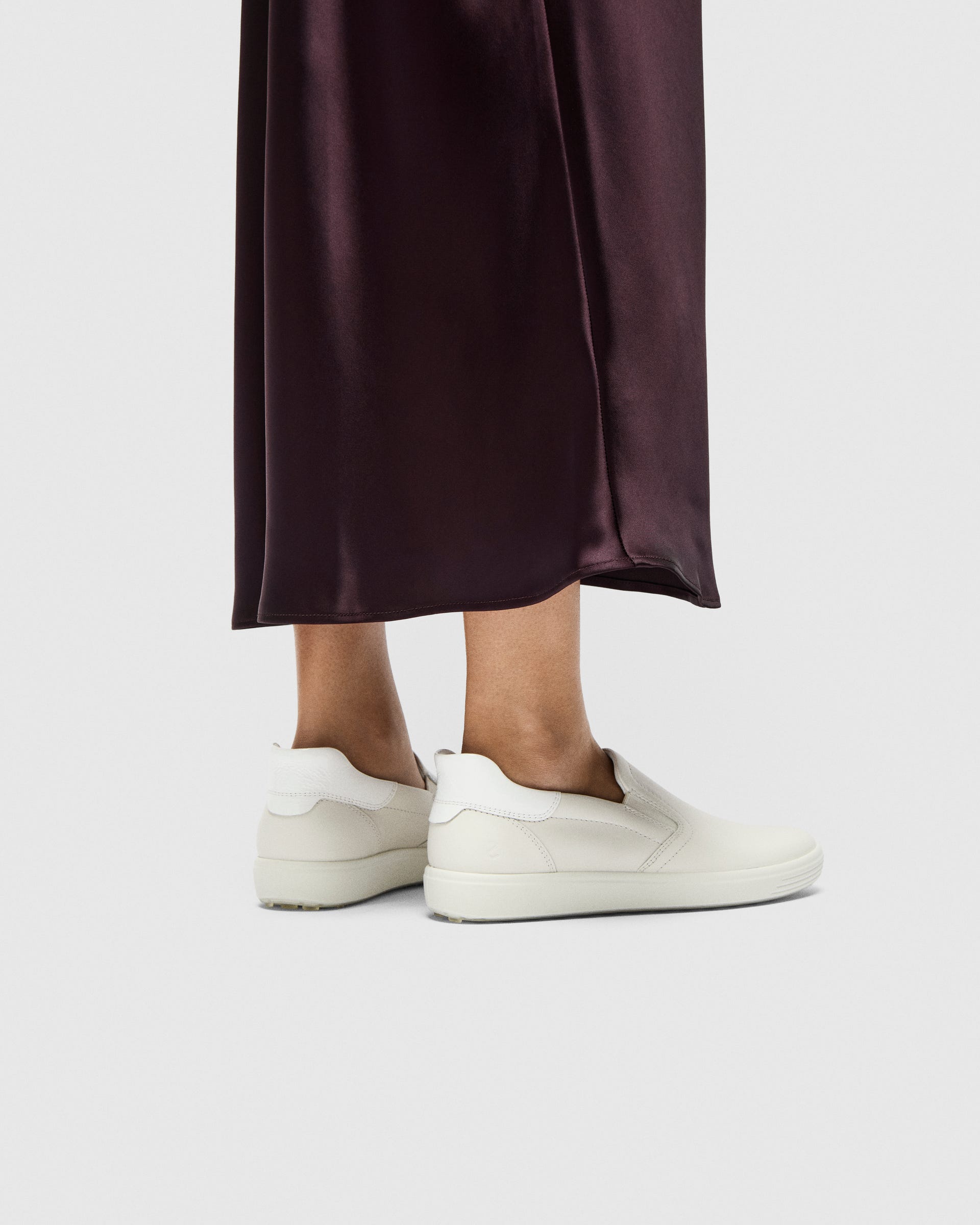ECCO SOFT 7 SLIP ON Women ウィメンズ レザースニーカー - ホワイト - Lifestyle image-1