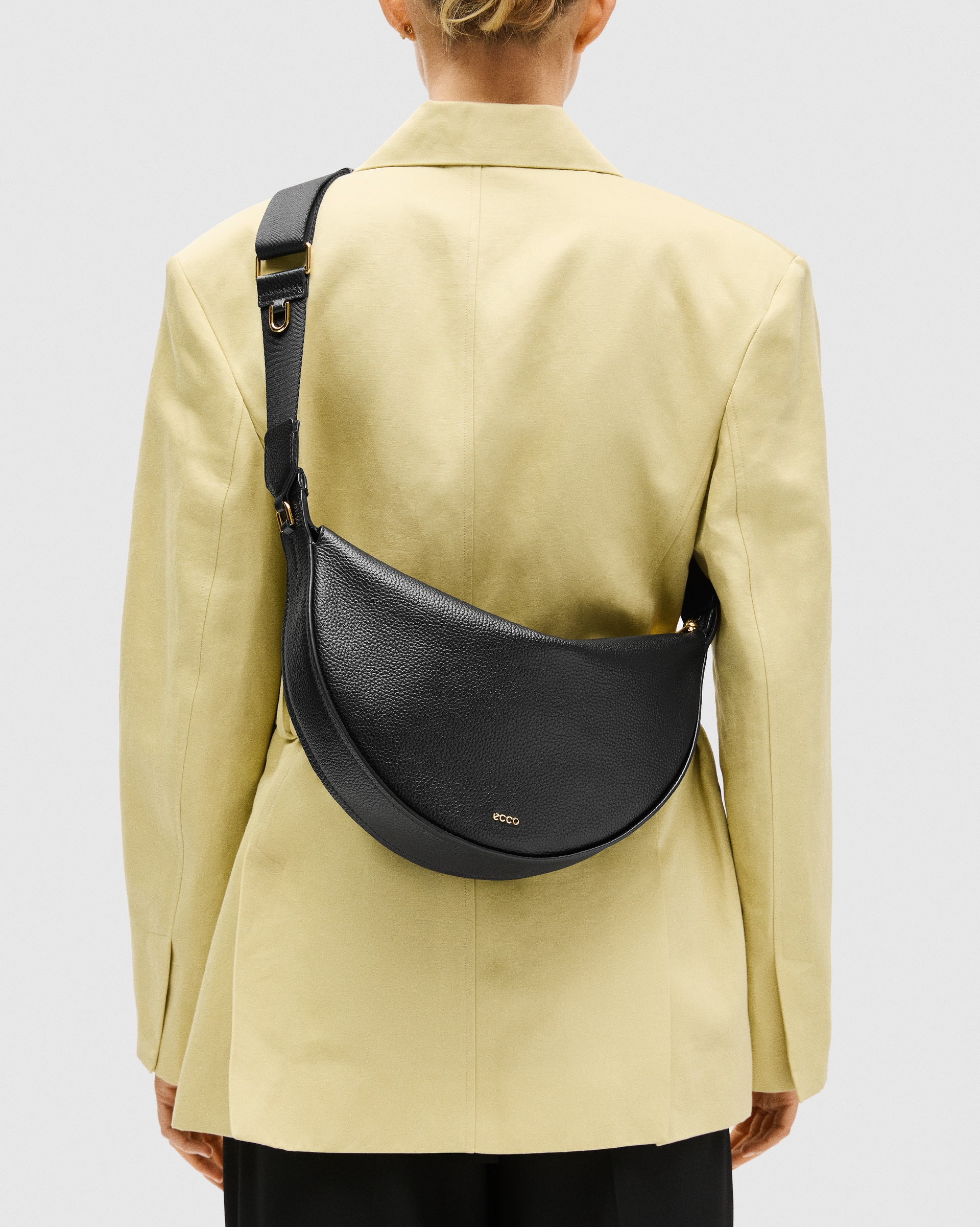 ECCO Fortune Bag M レザーショルダーバッグ - ブラック - Lifestyle image-1