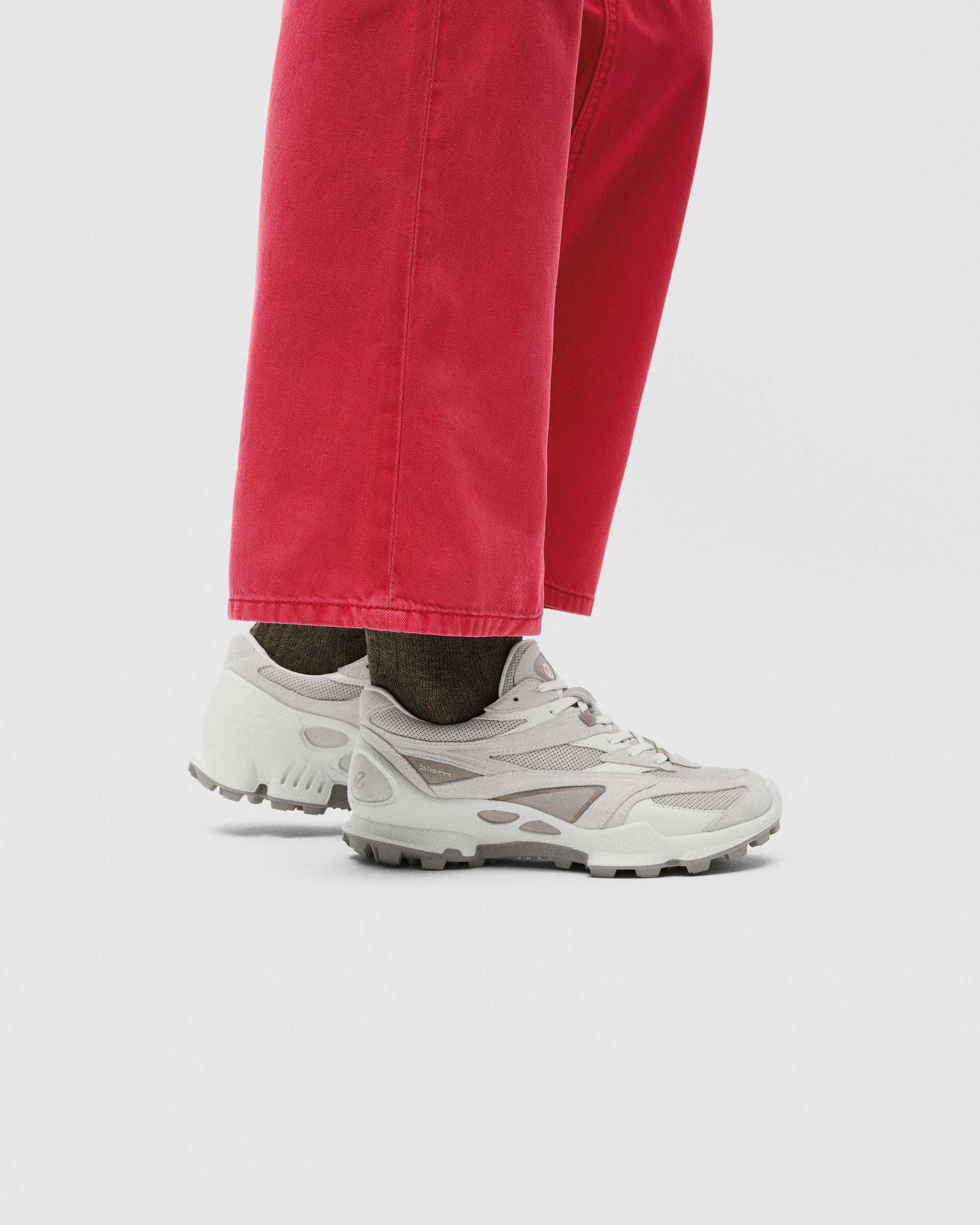 ECCO® BIOM C-TRAIL Damen Sneaker aus Veloursleder - Weiß - Lifestyle image-1