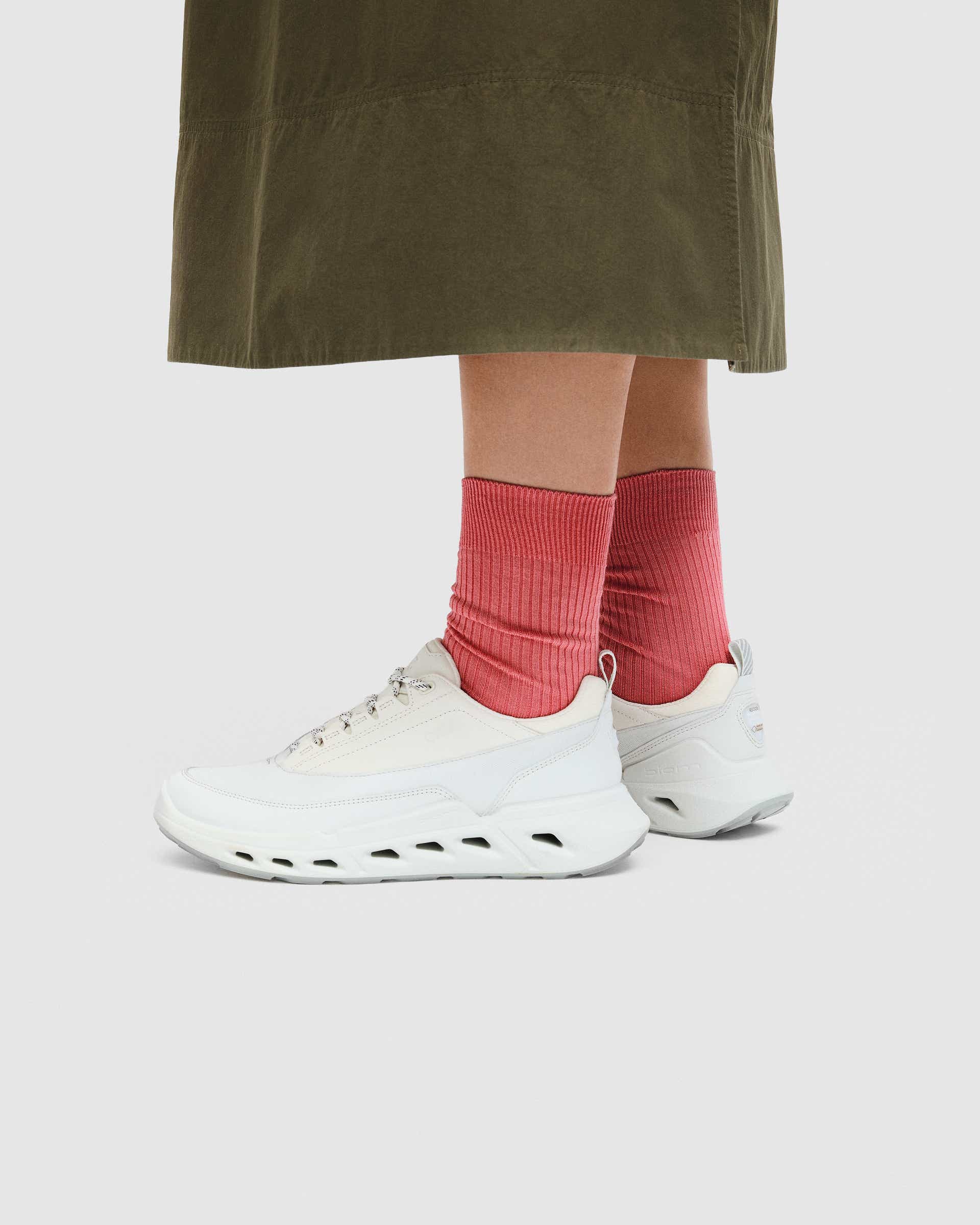 Zapatillas de piel Gore-Tex ECCO® BIOM 720 para mujer - Blanco - Lifestyle image-1