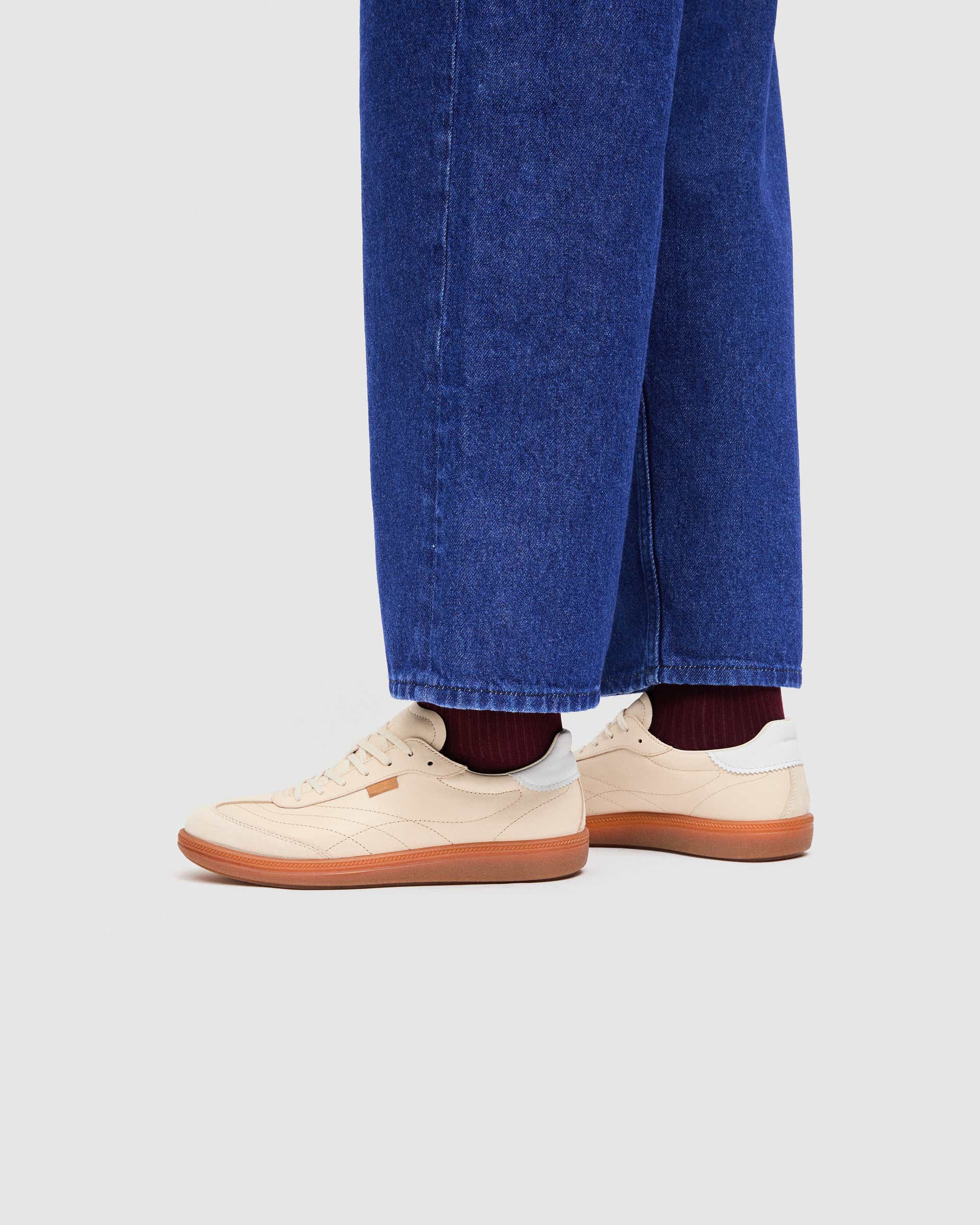 ECCO SOFT 11 WOMEN ウィメンズ レザースニーカー - ベージュ - Lifestyle image-1