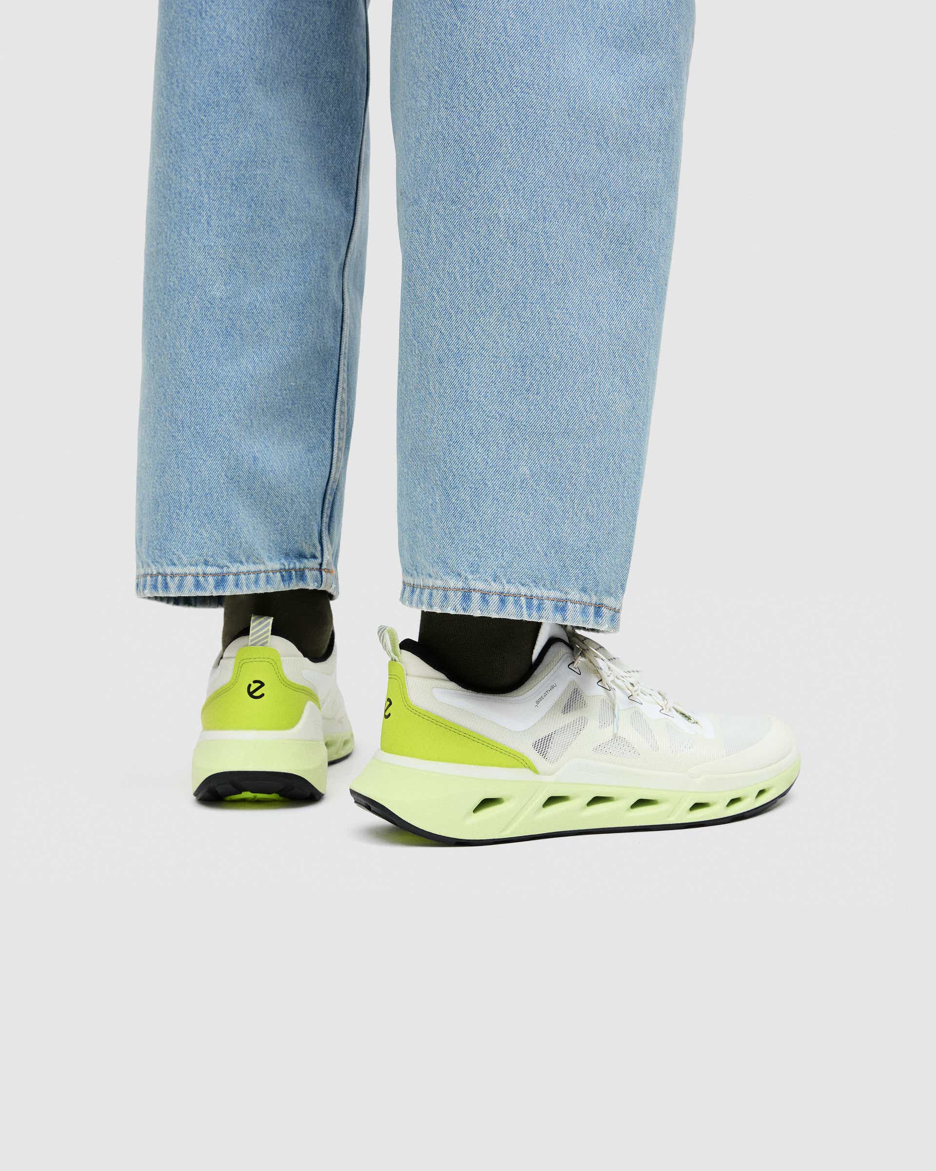 Zapatillas de tela ECCO® BIOM 720 para hombre - Blanco - Lifestyle image-1