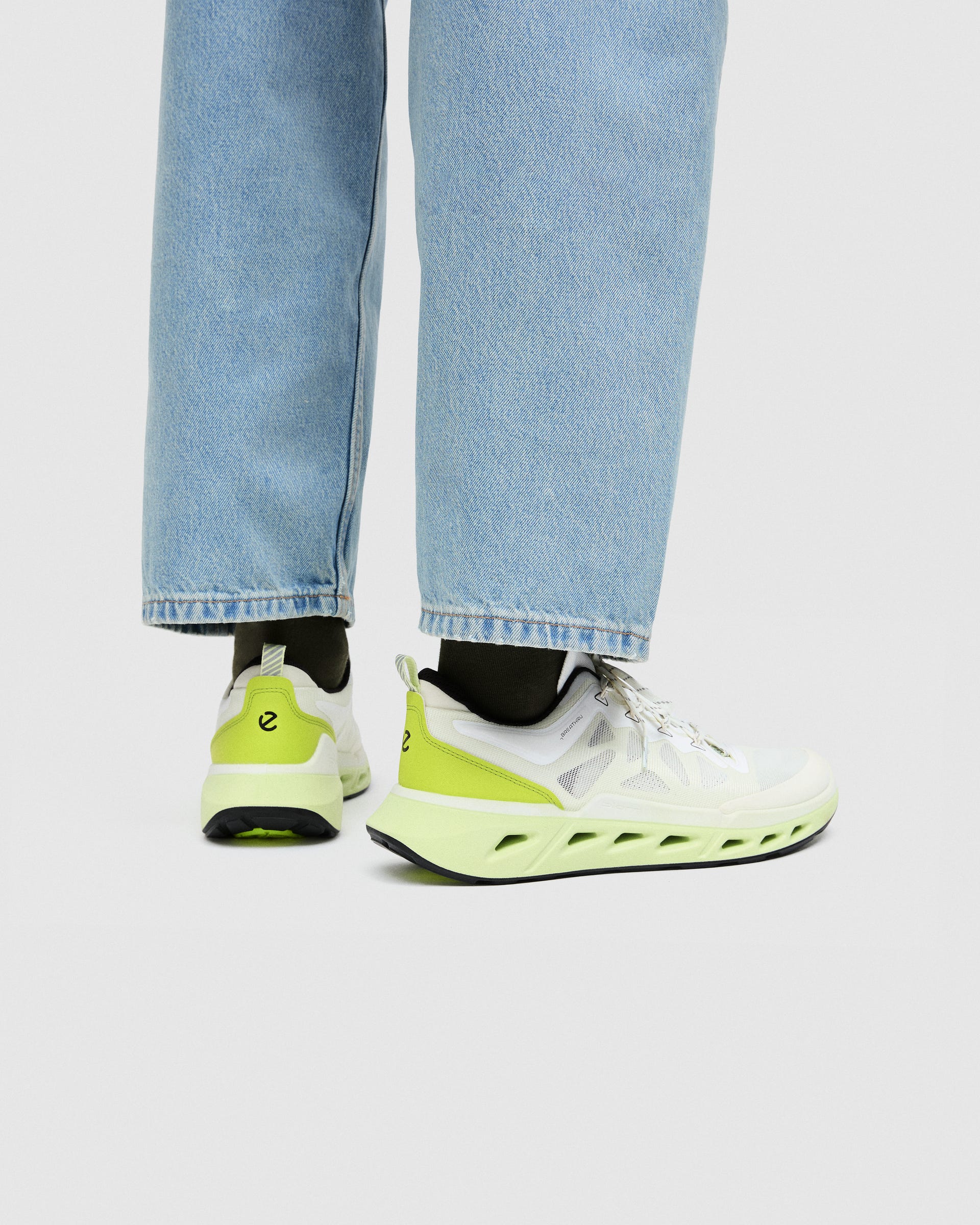 Zapatillas de tela ECCO® BIOM 720 para hombre - Blanco - Lifestyle image-1