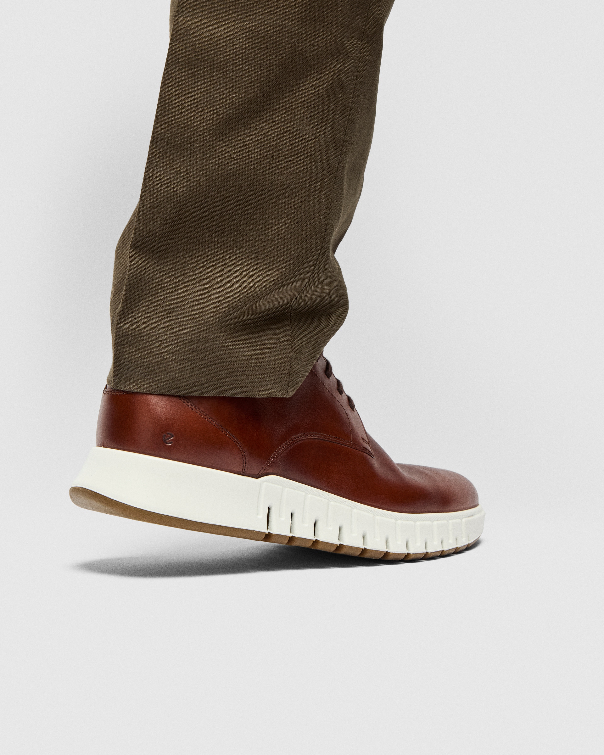 Zapatillas de piel sin cordones ECCO® Gruuv Studio para hombre - Marrón - Lifestyle image-1
