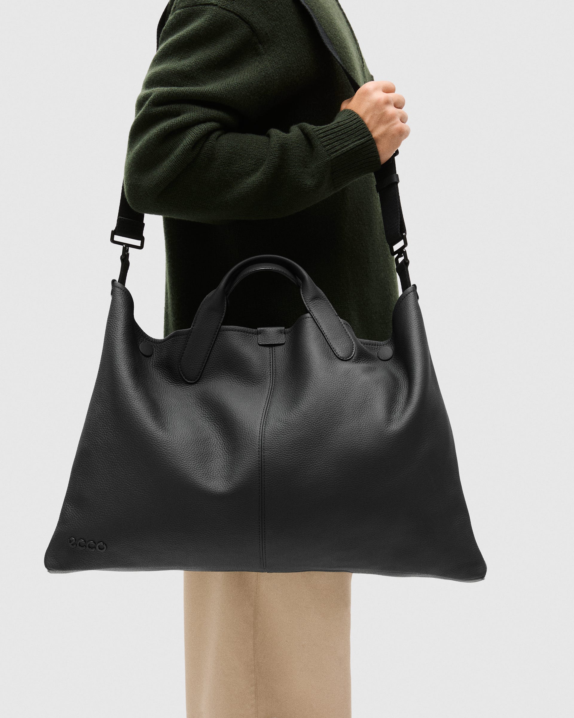 ECCO Tote Soft North South Pebbled レザートートバッグ - ブラック - Lifestyle image-1