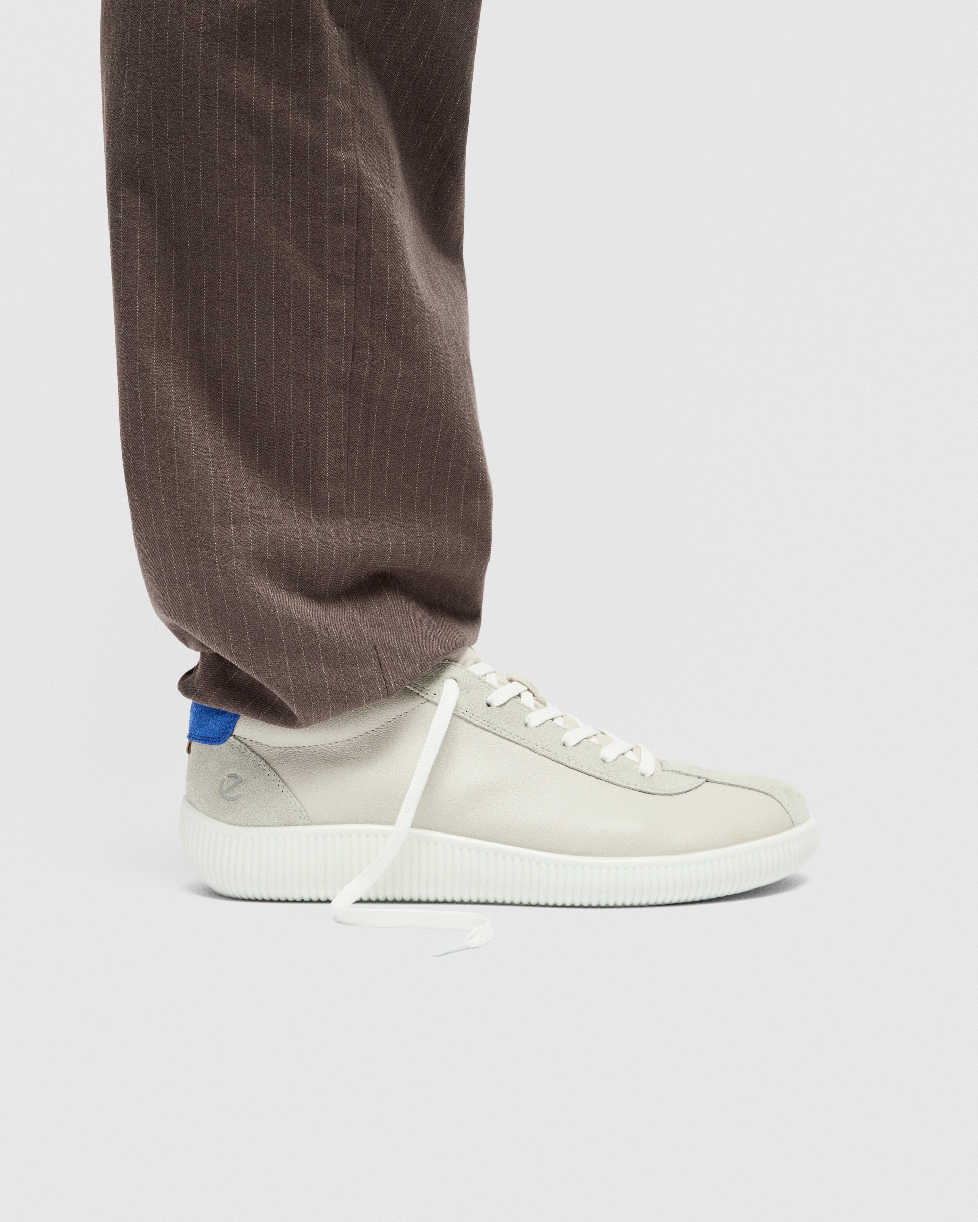 ECCO® Soft Zero Heren leren sneaker - Grijs - Lifestyle image-1
