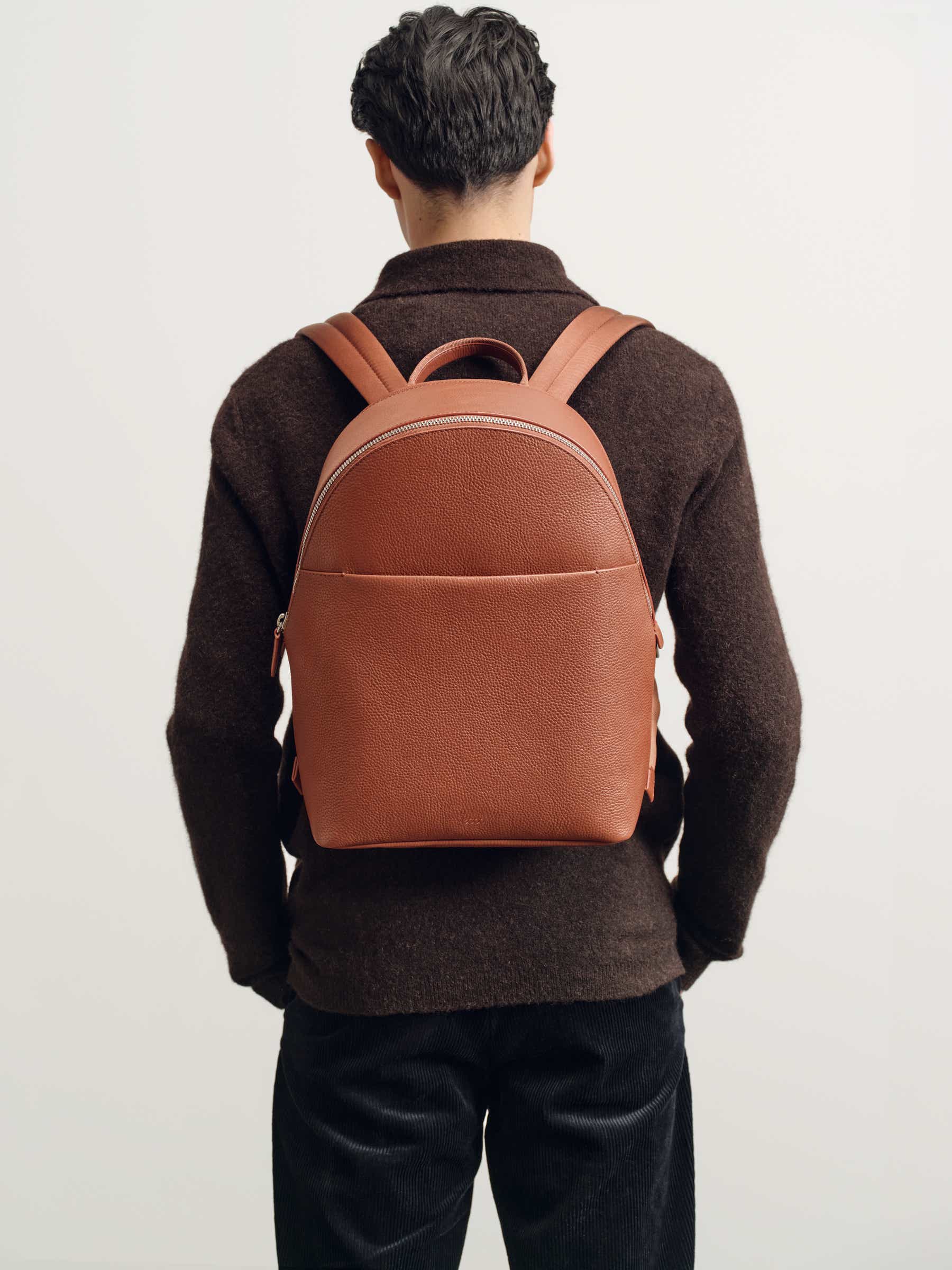 ECCO® ESSENTIAL odinė kuprinė - Ruda - Lifestyle image-1