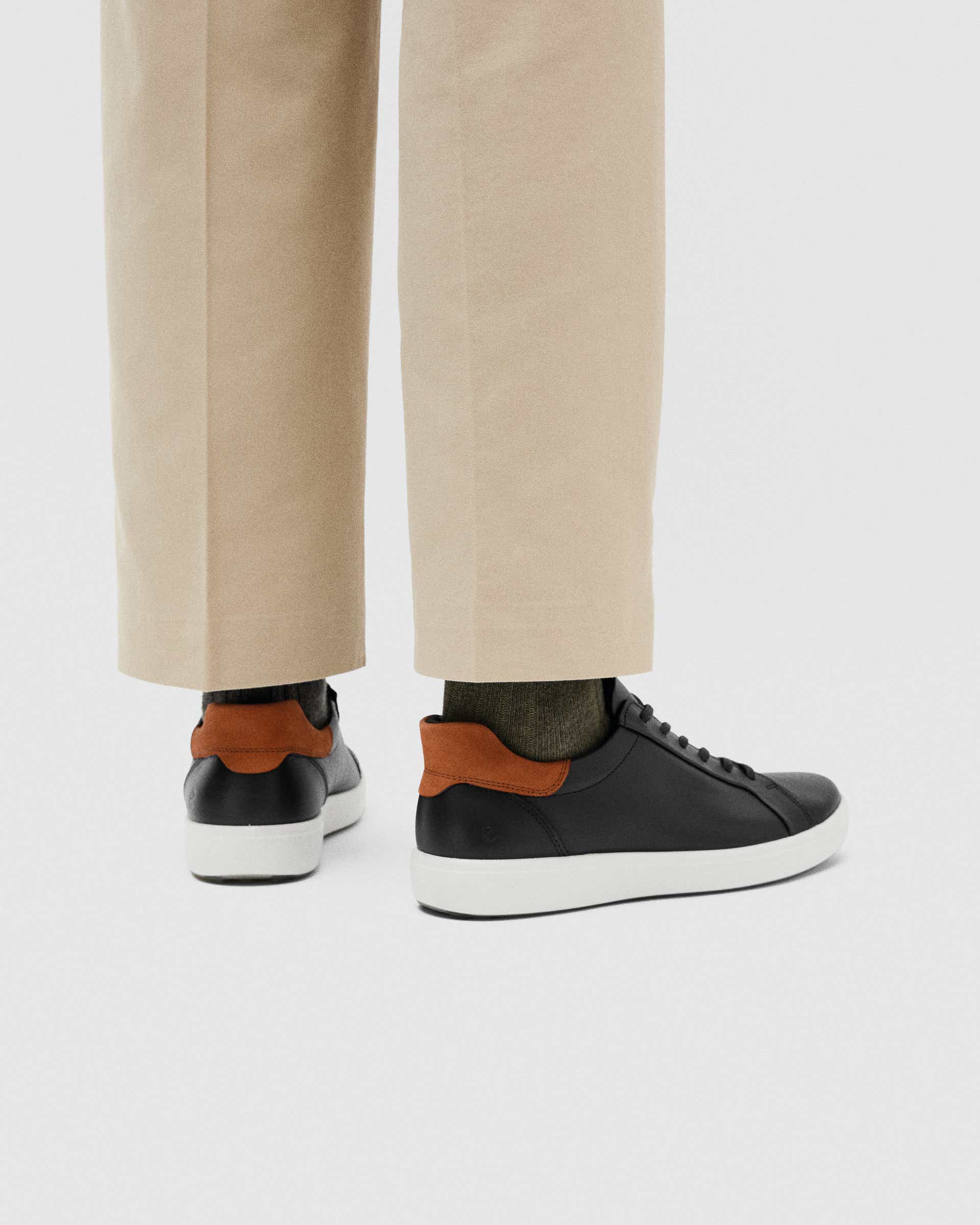 ECCO® Soft 7 baskets en cuir pour homme - Noir - Lifestyle image-1