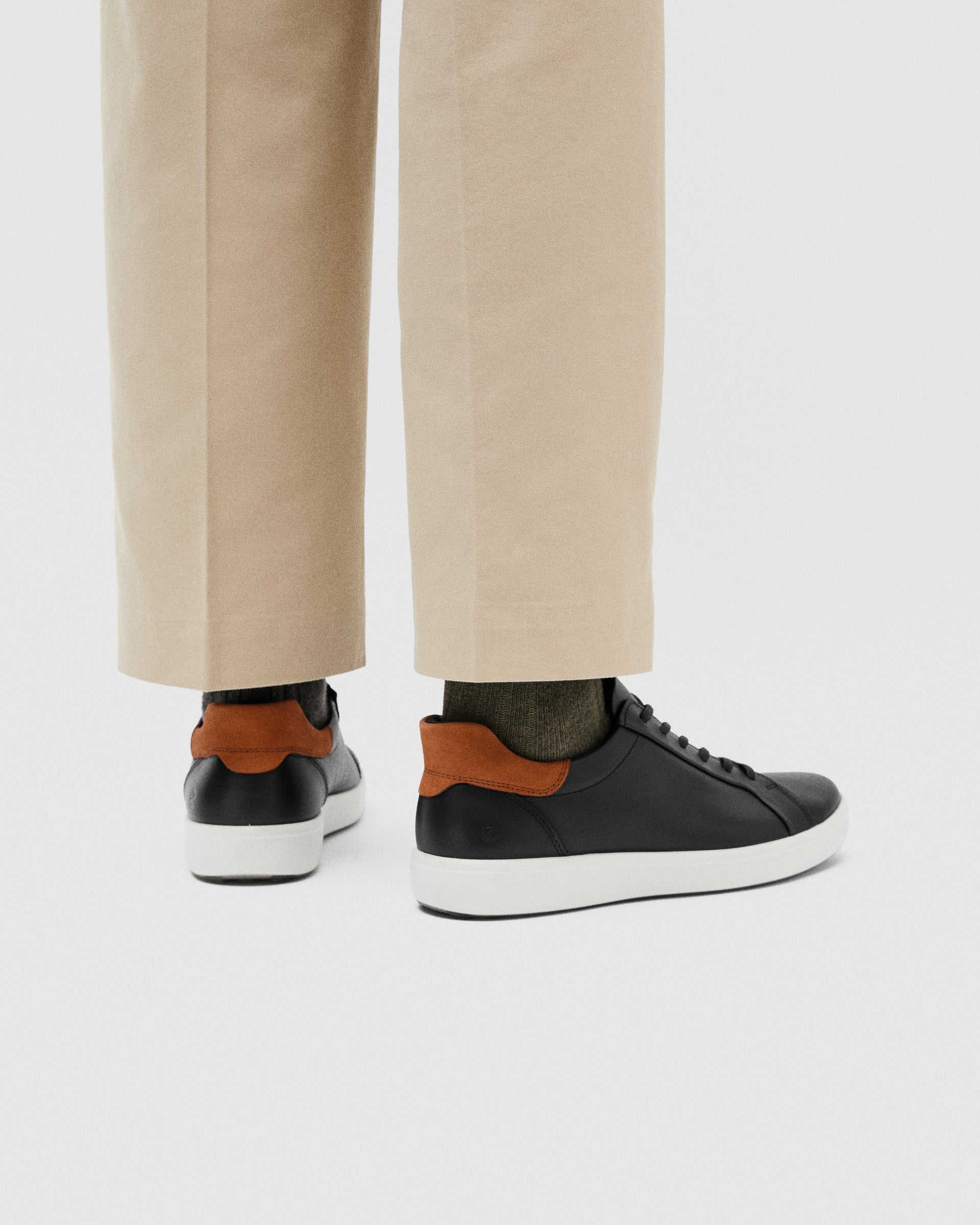 ECCO® Soft 7 baskets en cuir pour homme - Noir - Lifestyle image-1