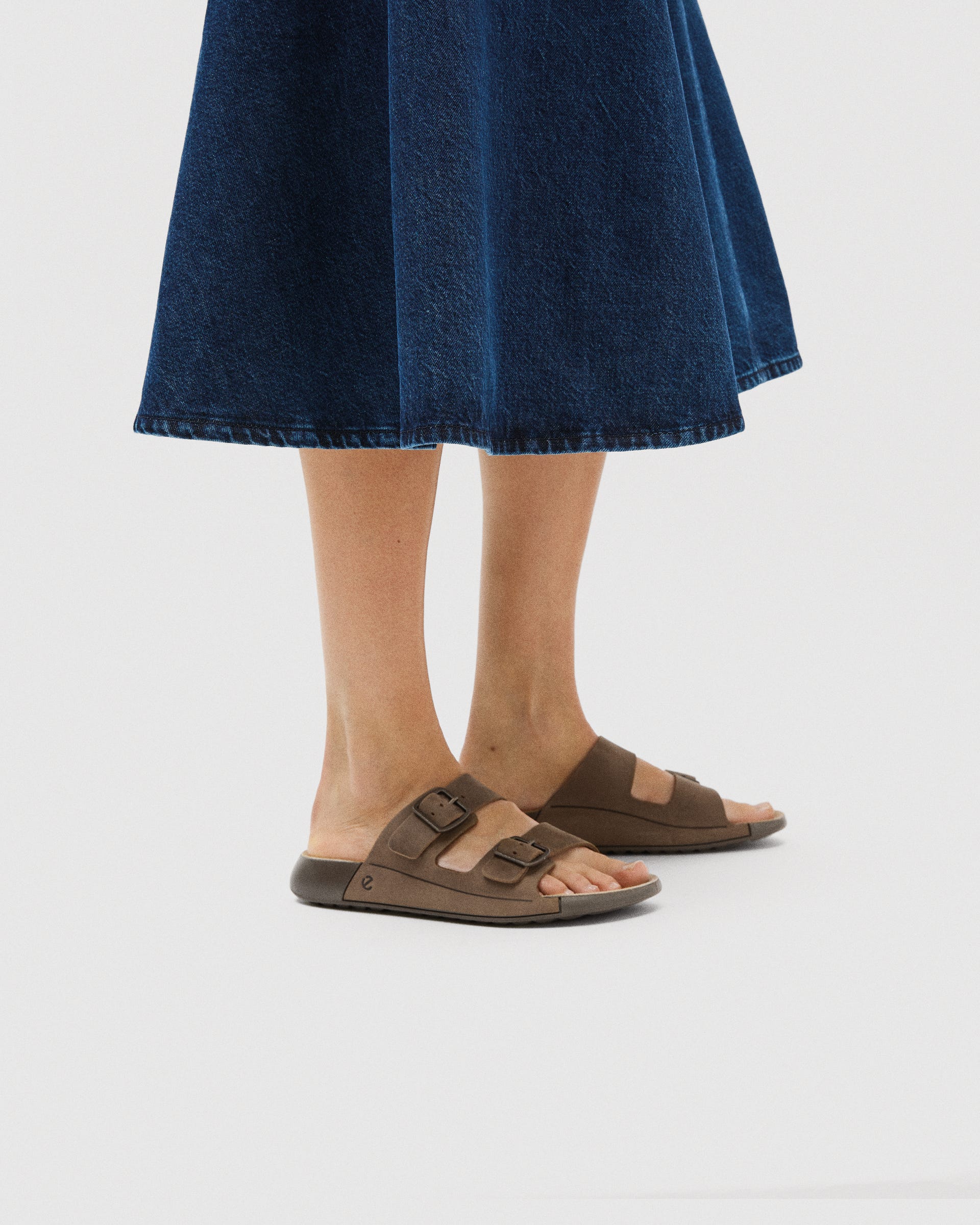 Damskie nubukowe klapki ECCO® COZMO - Brązowy - Lifestyle image-1