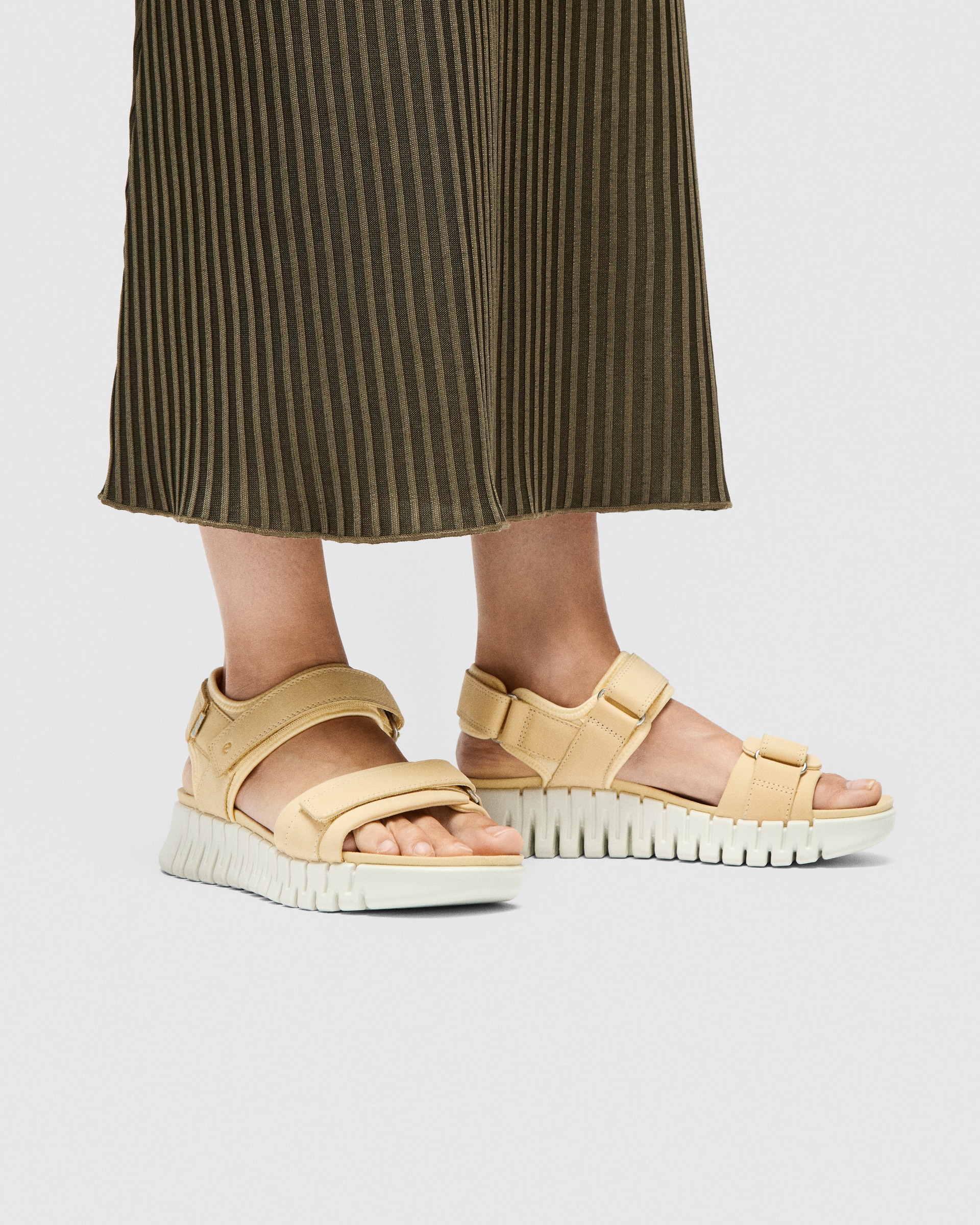 ECCO Gruuv ウィメンズ ヌバックヒールサンダル - イエロー - Lifestyle image-1