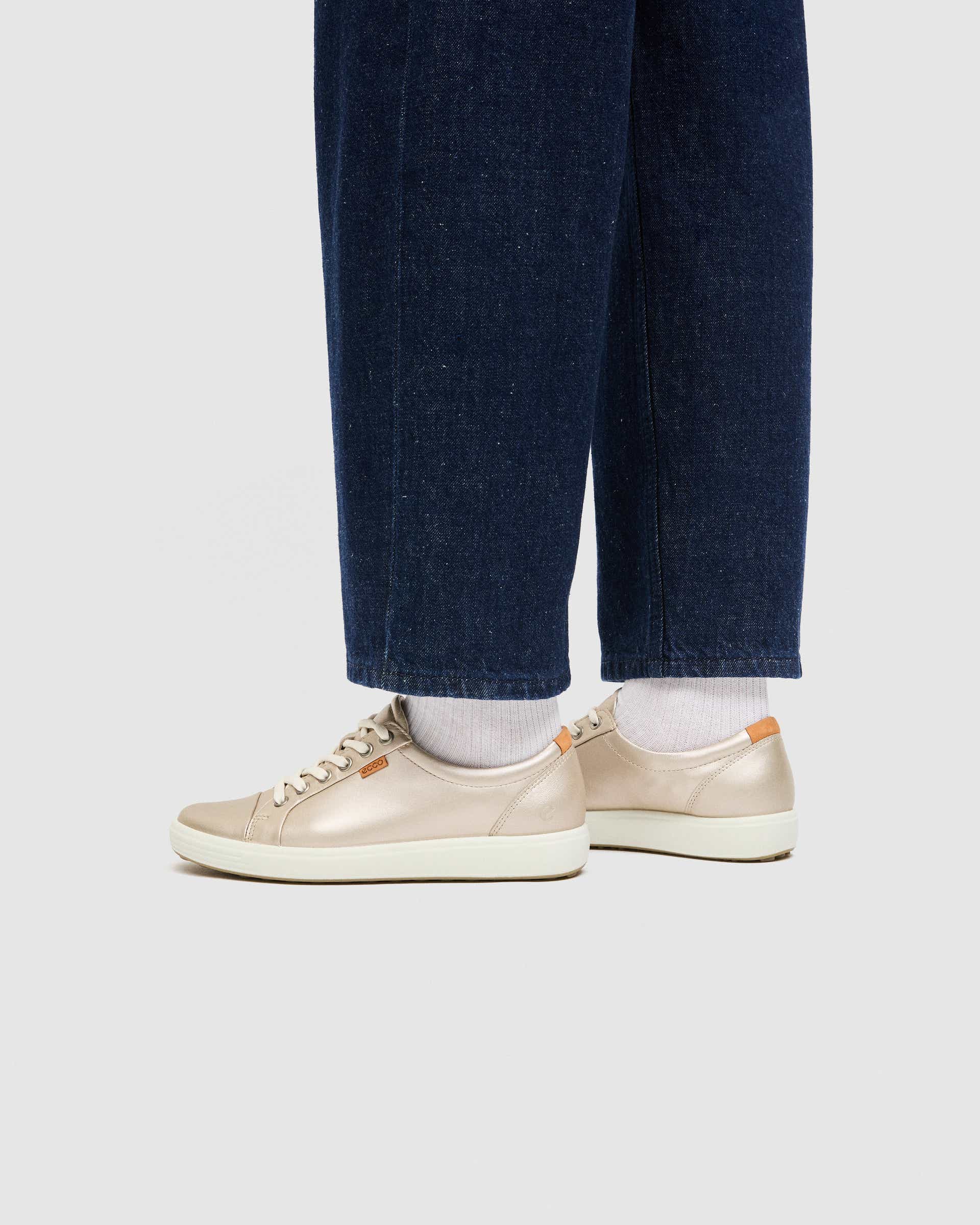 Ženski usnjeni ležerni čevlji ECCO® SOFT 7 - Zlata - Lifestyle image-1