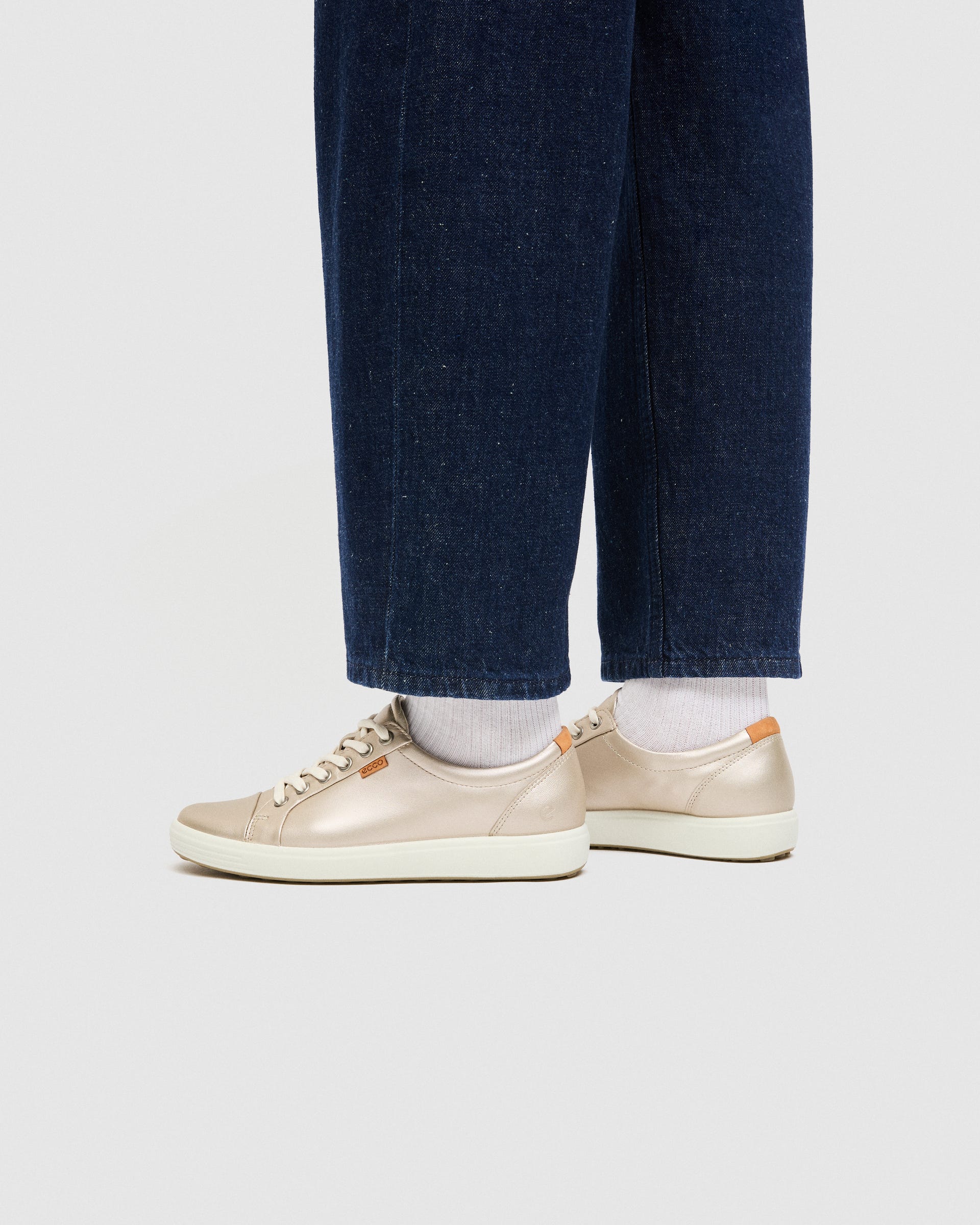 Dámske kožené tenisky ECCO® SOFT 7 - Zlatá - Outside