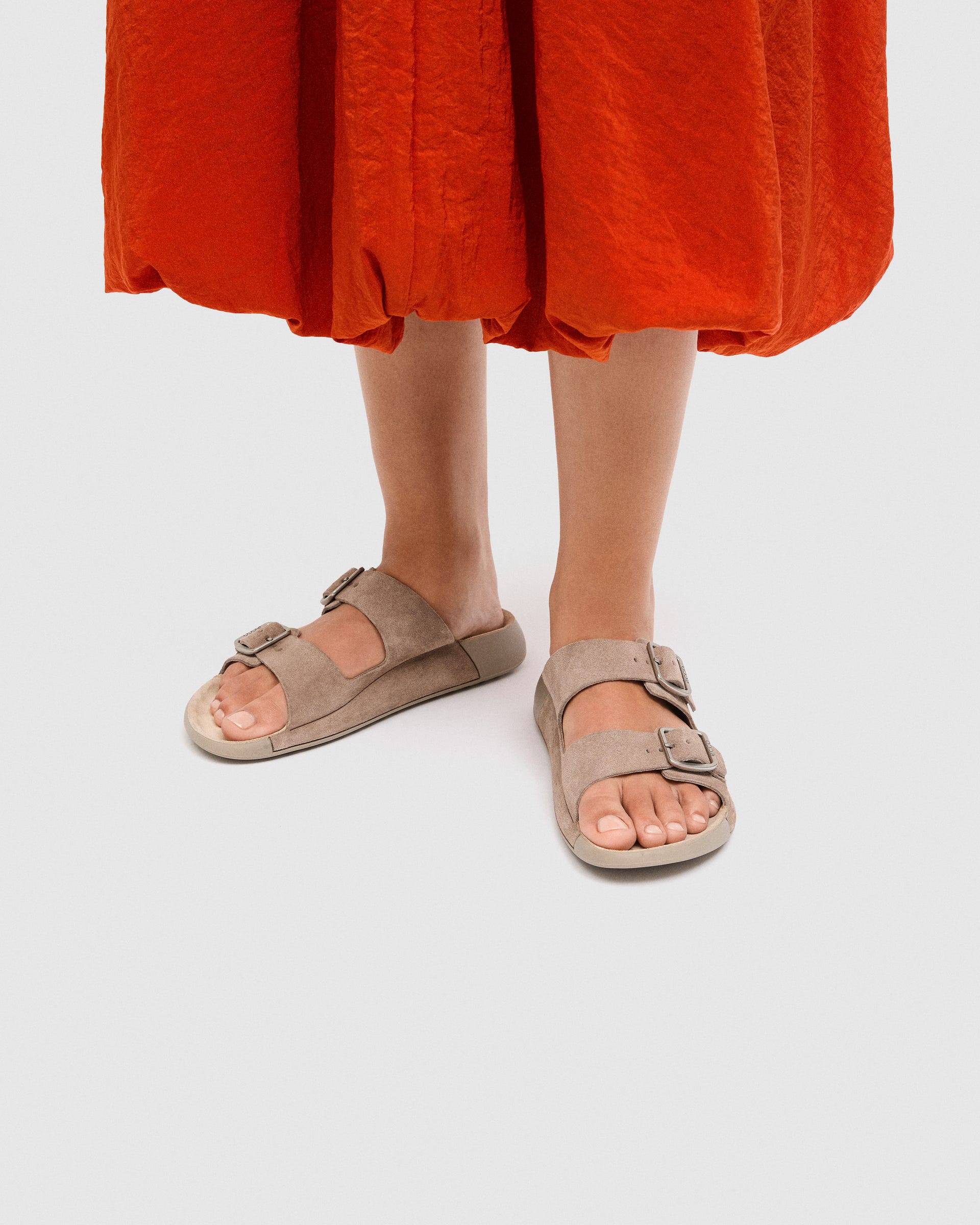 Damskie zamszowe klapki ECCO® COZMO - Beżowy - Lifestyle image-1