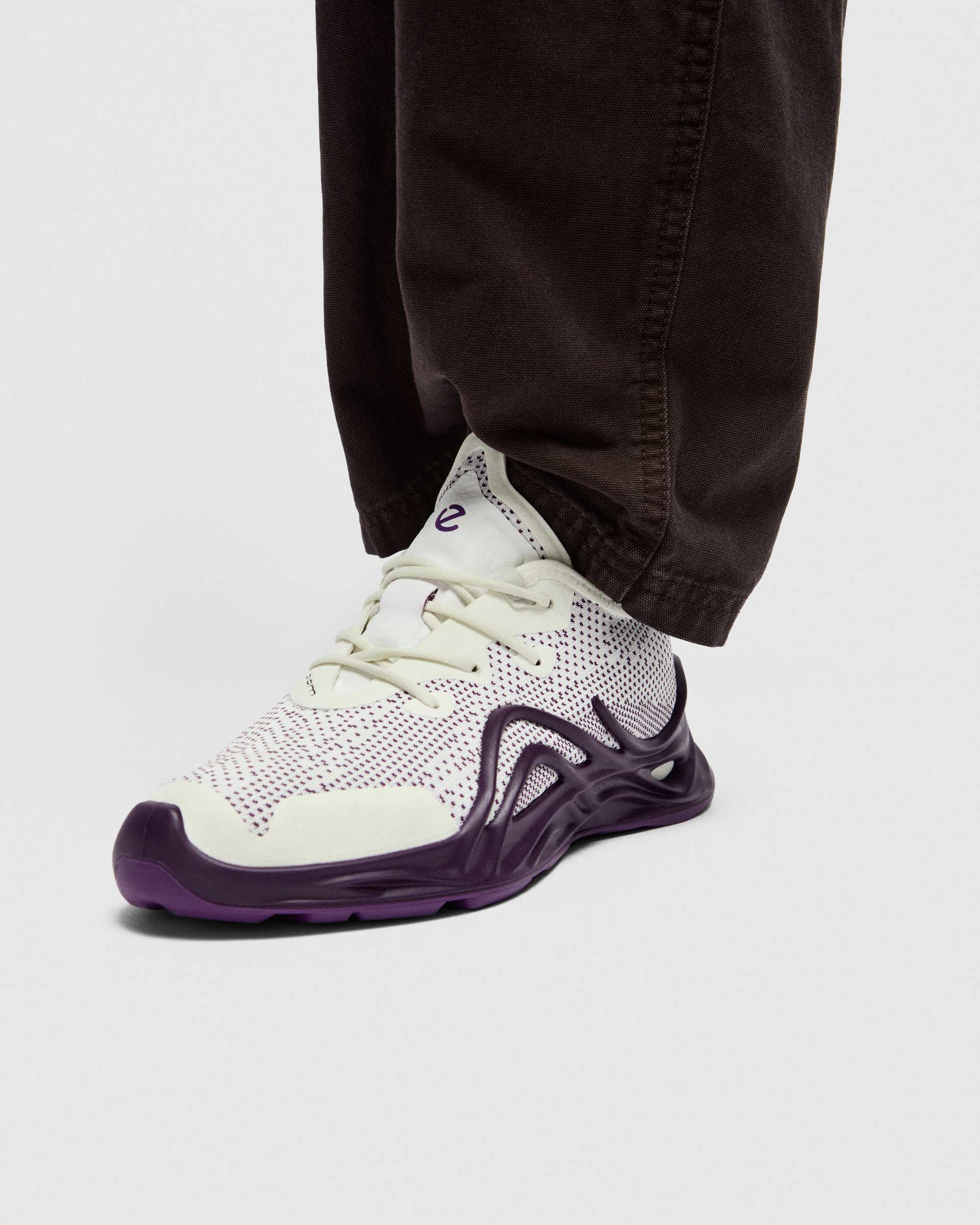 ECCO® BIOM Infinite baskets en toile pour femme - Violet - Lifestyle image-1