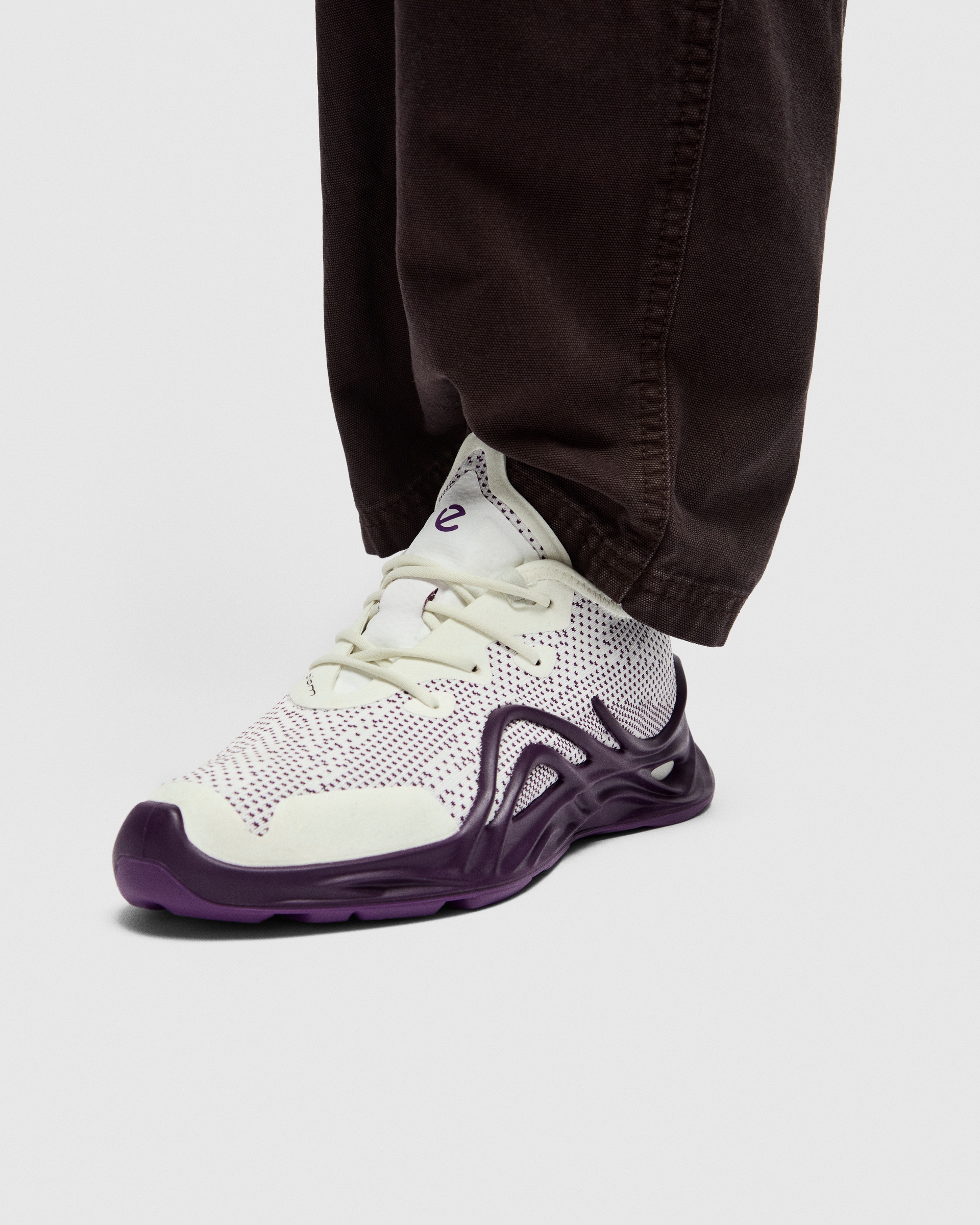 ECCO® BIOM Infinite baskets en toile pour femme - Violet - Lifestyle image-1