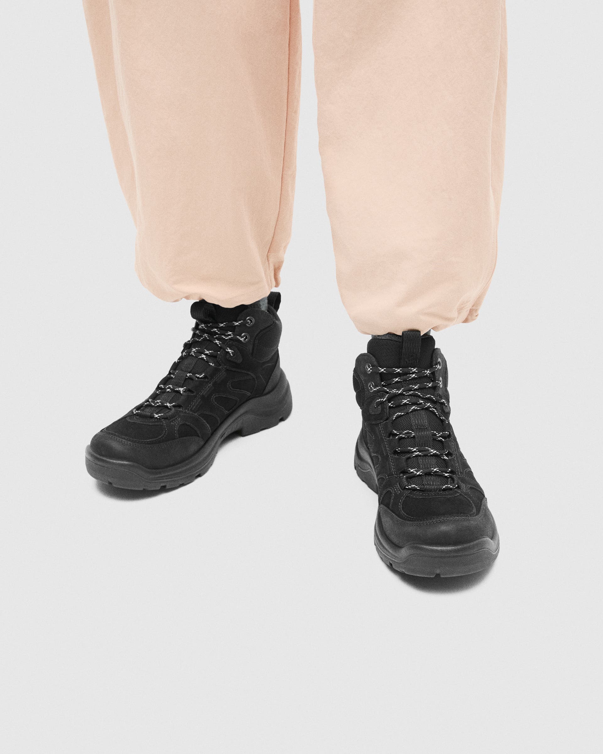 ECCO® Offroad ženske vodootporne srednje čizme od nubuka za boravak na otvorenom - Crna - Lifestyle image-1