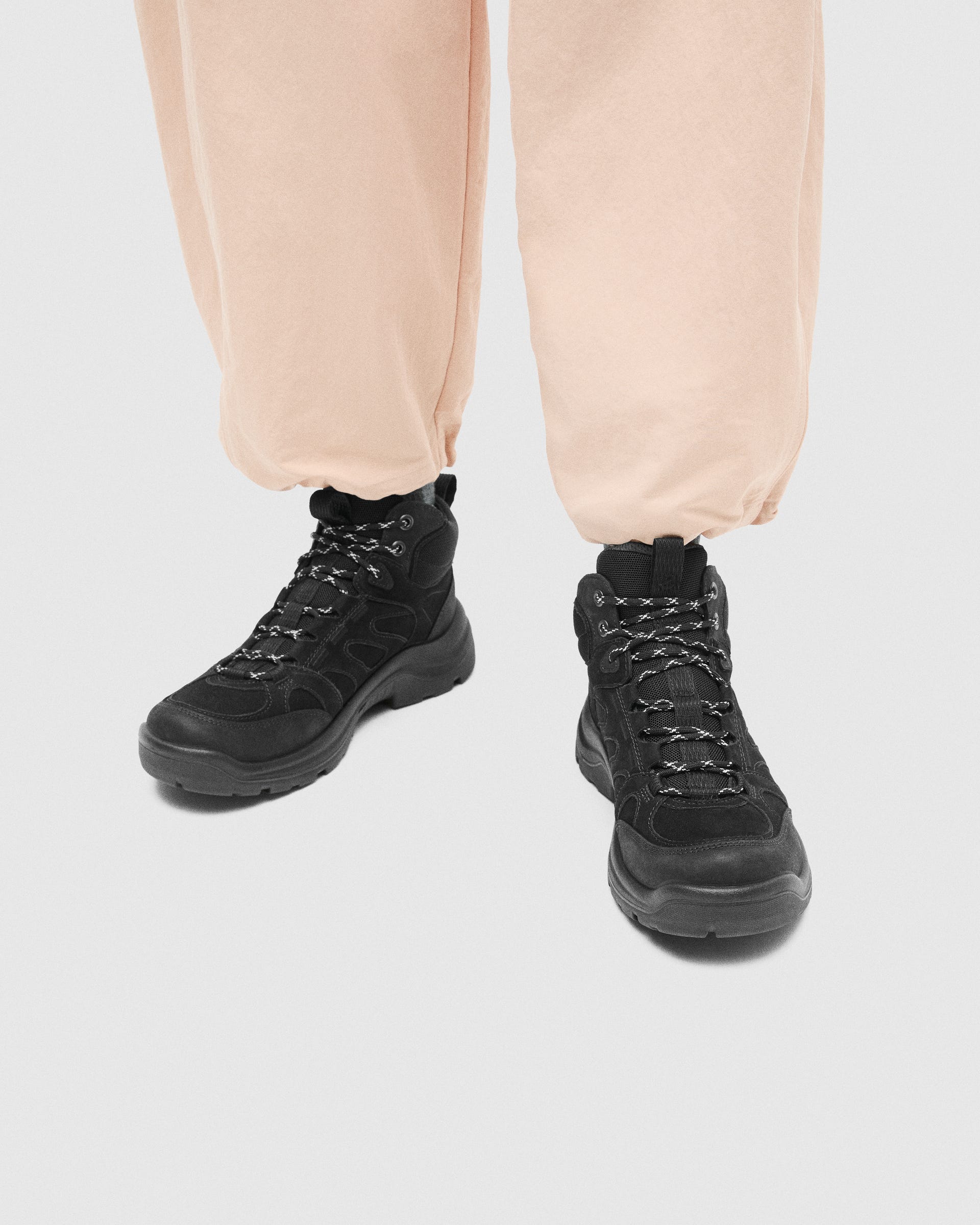 ECCO® Offroad ženske vodootporne srednje čizme od nubuka za boravak na otvorenom - Crna - Lifestyle image-1