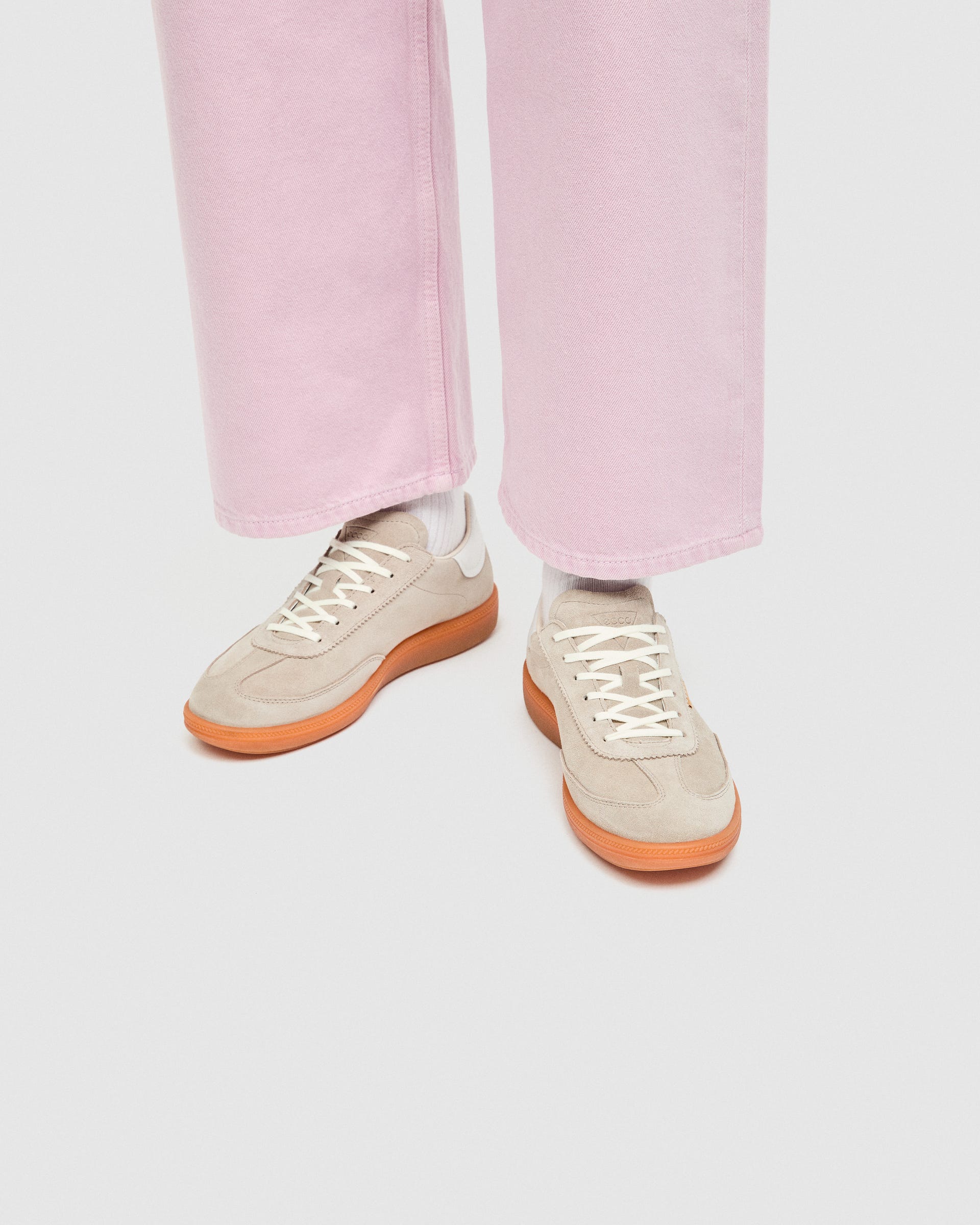 ECCO SOFT 11 WOMEN ウィメンズ スニーカー - ベージュ - Lifestyle image-1