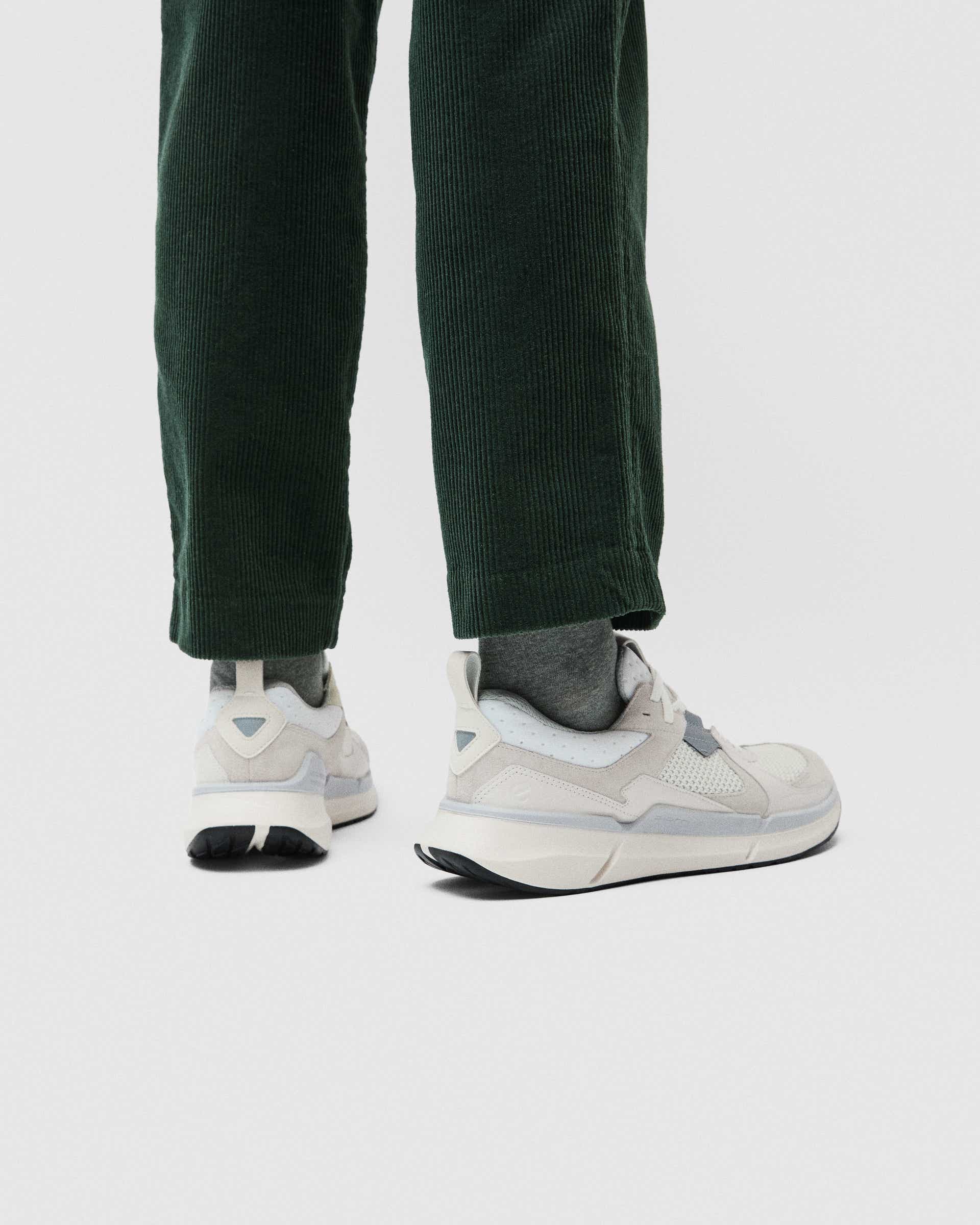ECCO BIOM 2.2 MEN メンズ レザースニーカー - ホワイト - Lifestyle image-1