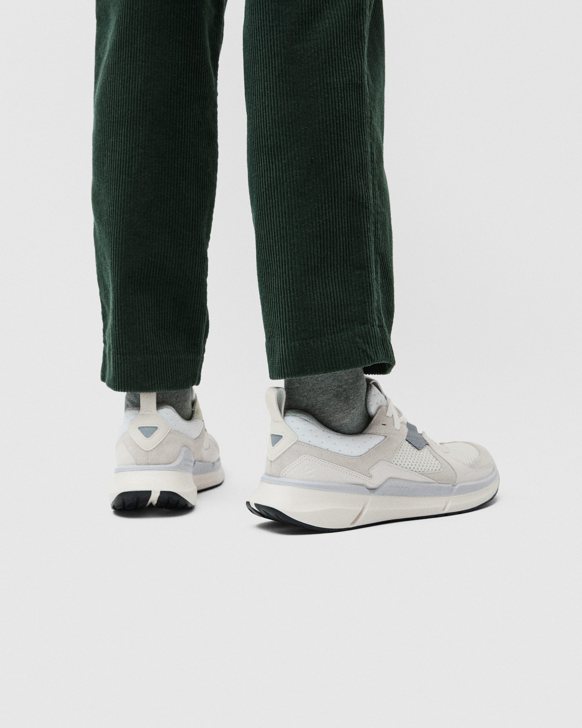 ECCO BIOM 2.2 MEN メンズ レザースニーカー - ホワイト - Lifestyle image-1