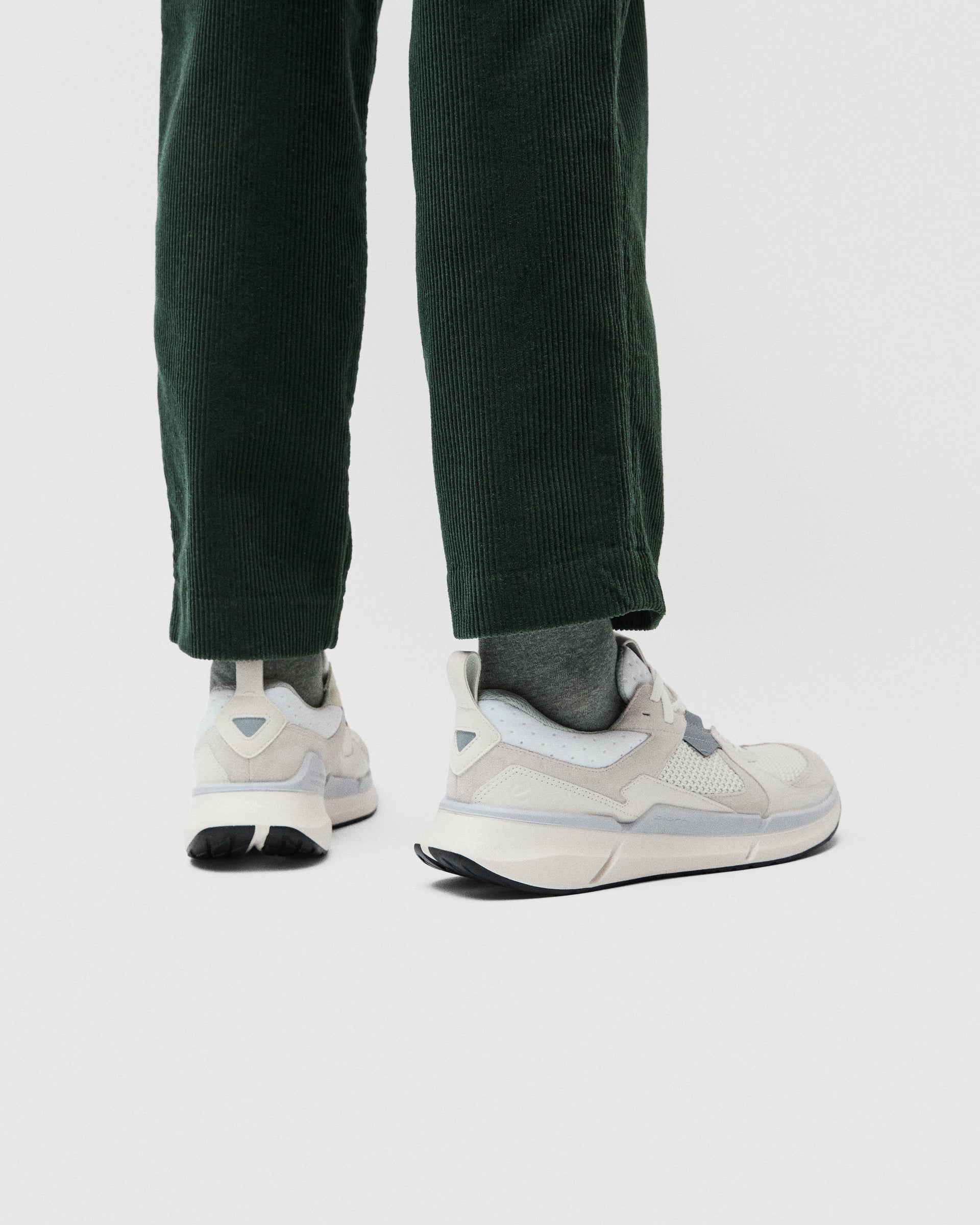ECCO BIOM 2.2 MEN メンズ レザースニーカー - ホワイト - Lifestyle image-1