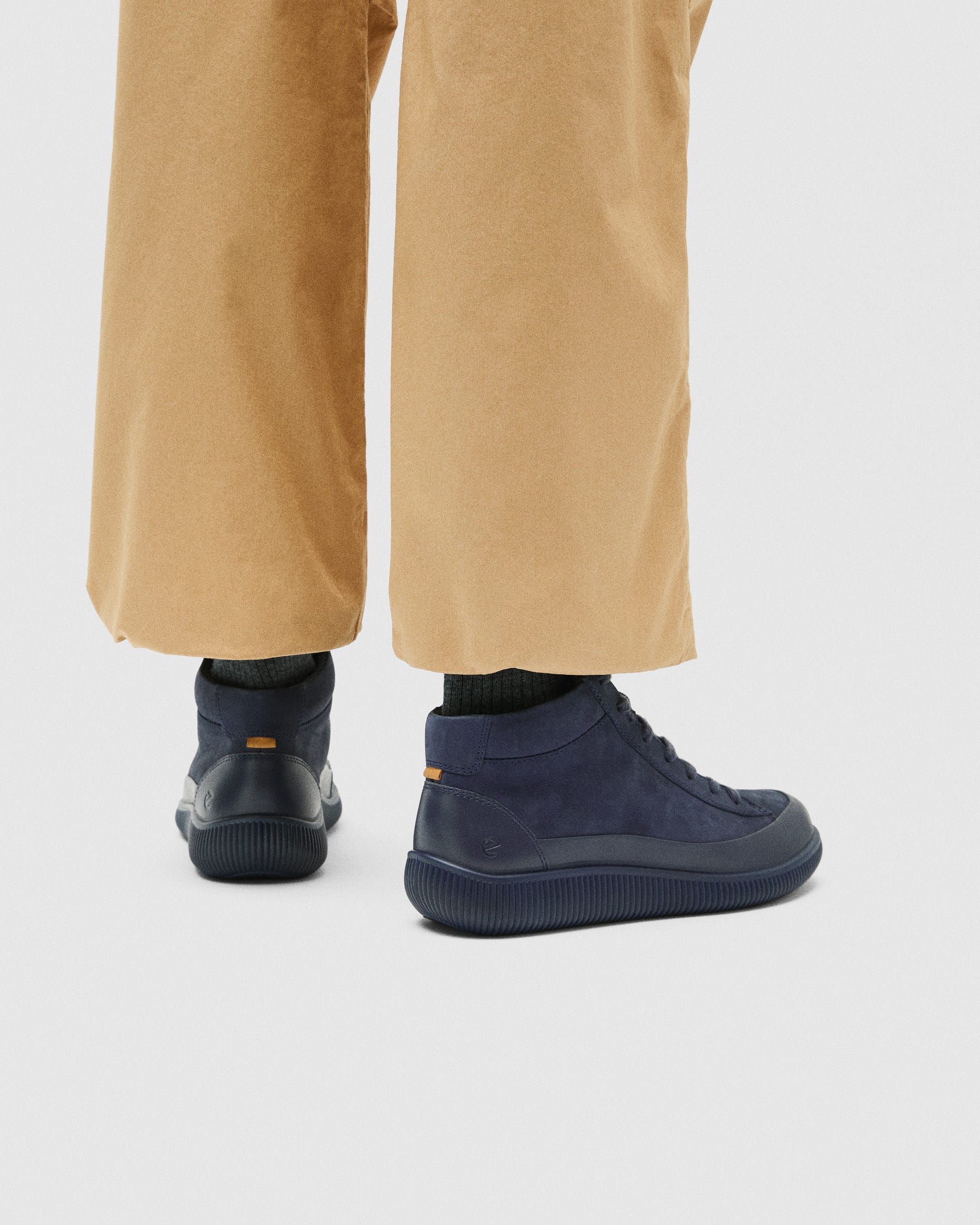 Damskie nubukowe wodoodporne buty za kostkę ECCO® SOFT ZERO - Niebieski - Lifestyle image-1