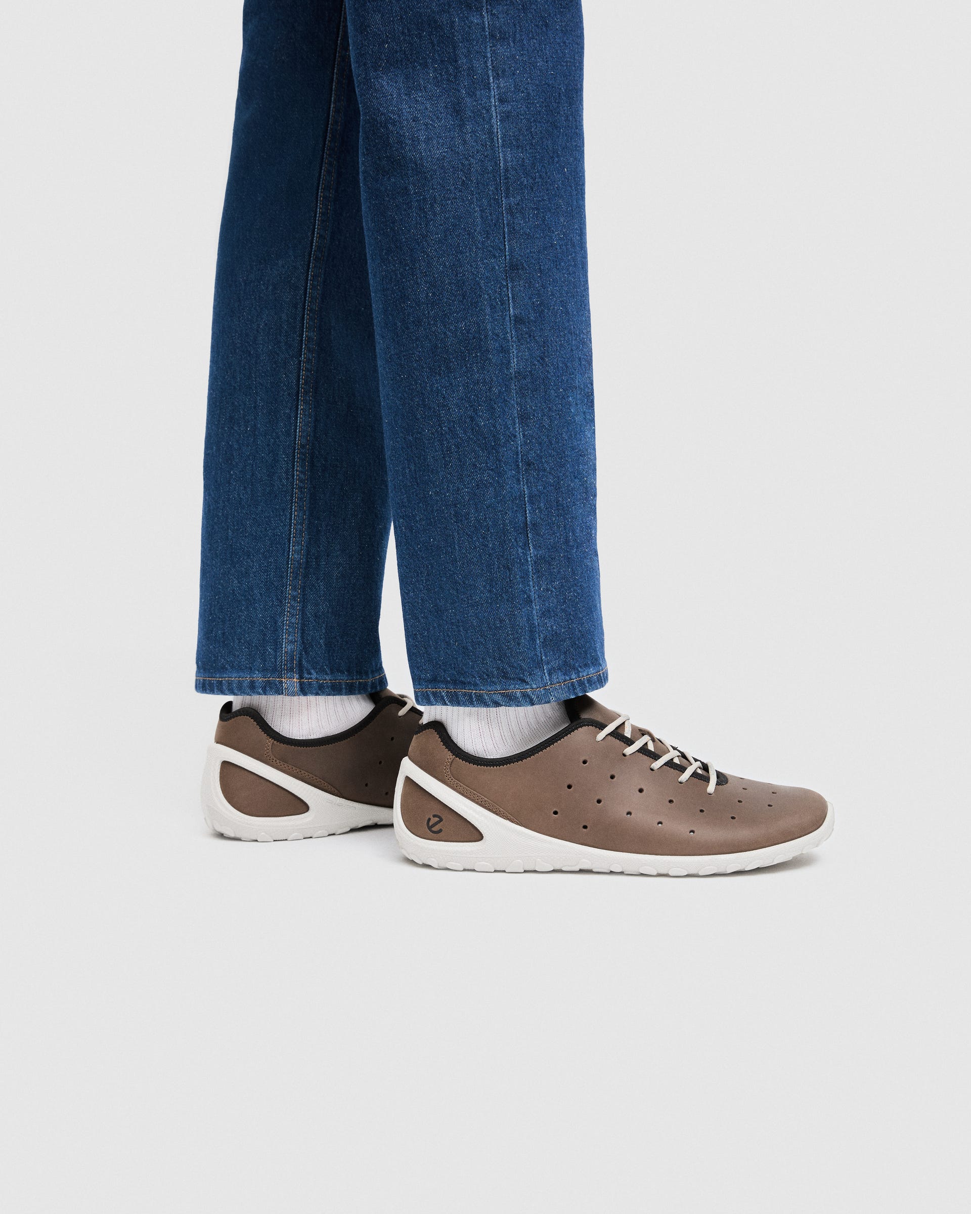 Męskie sznurowane buty z nubuku ECCO® BIOM EVERYDAY - Brązowy - Outside