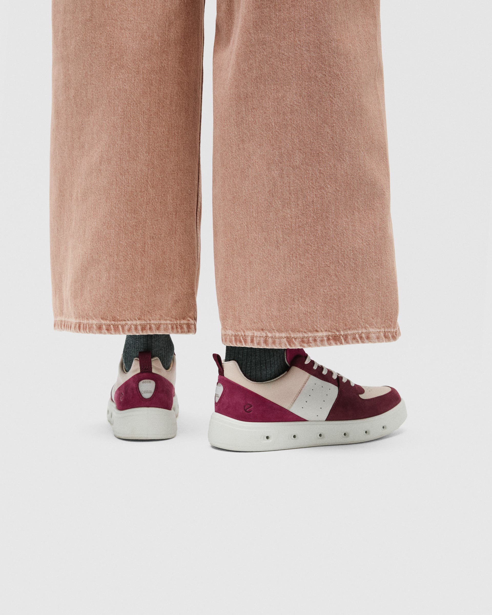 ECCO® STREET 720 baskets en cuir Gore-Tex pour femme - Rouge - Lifestyle image-1