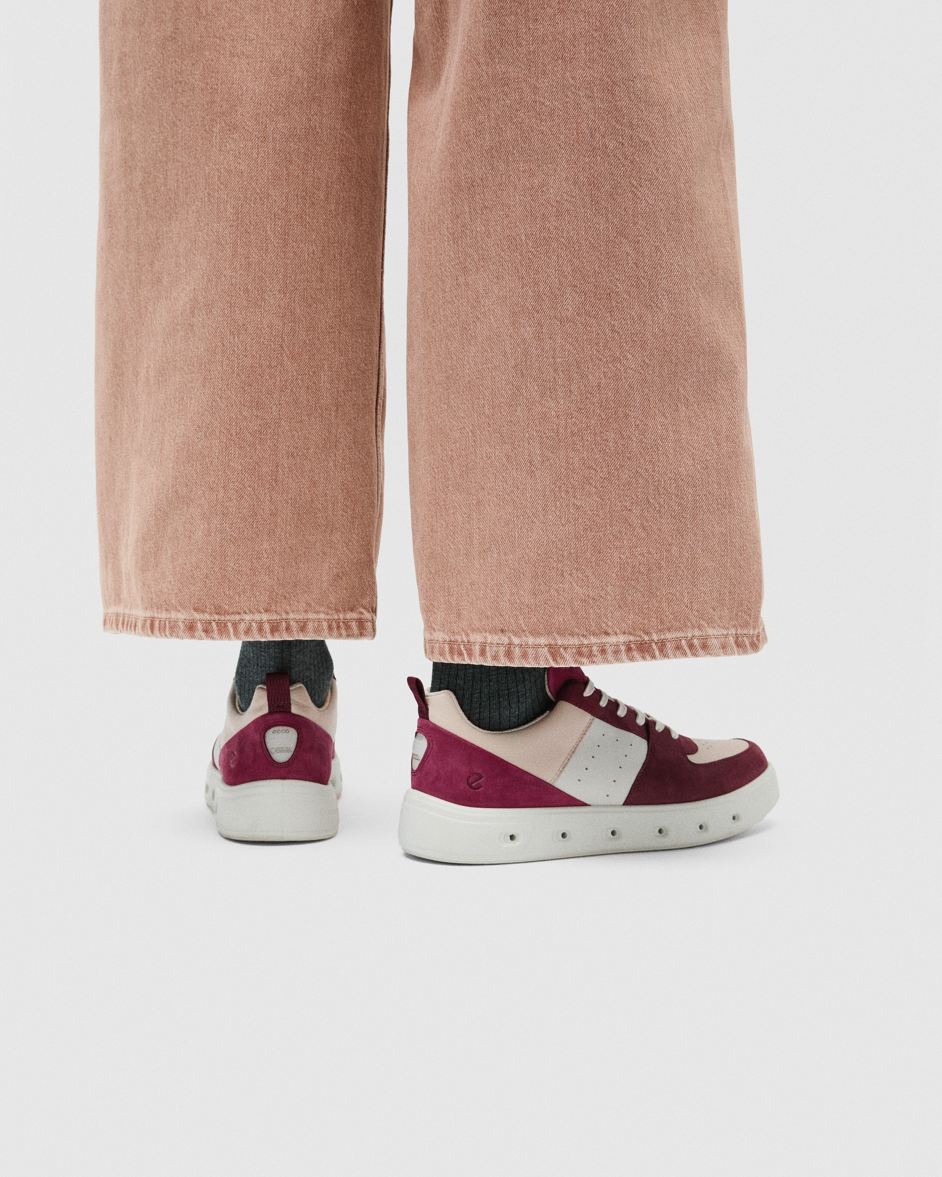 ECCO® STREET 720 dames leren sneaker met Gore-Tex - Rood - Lifestyle image-1