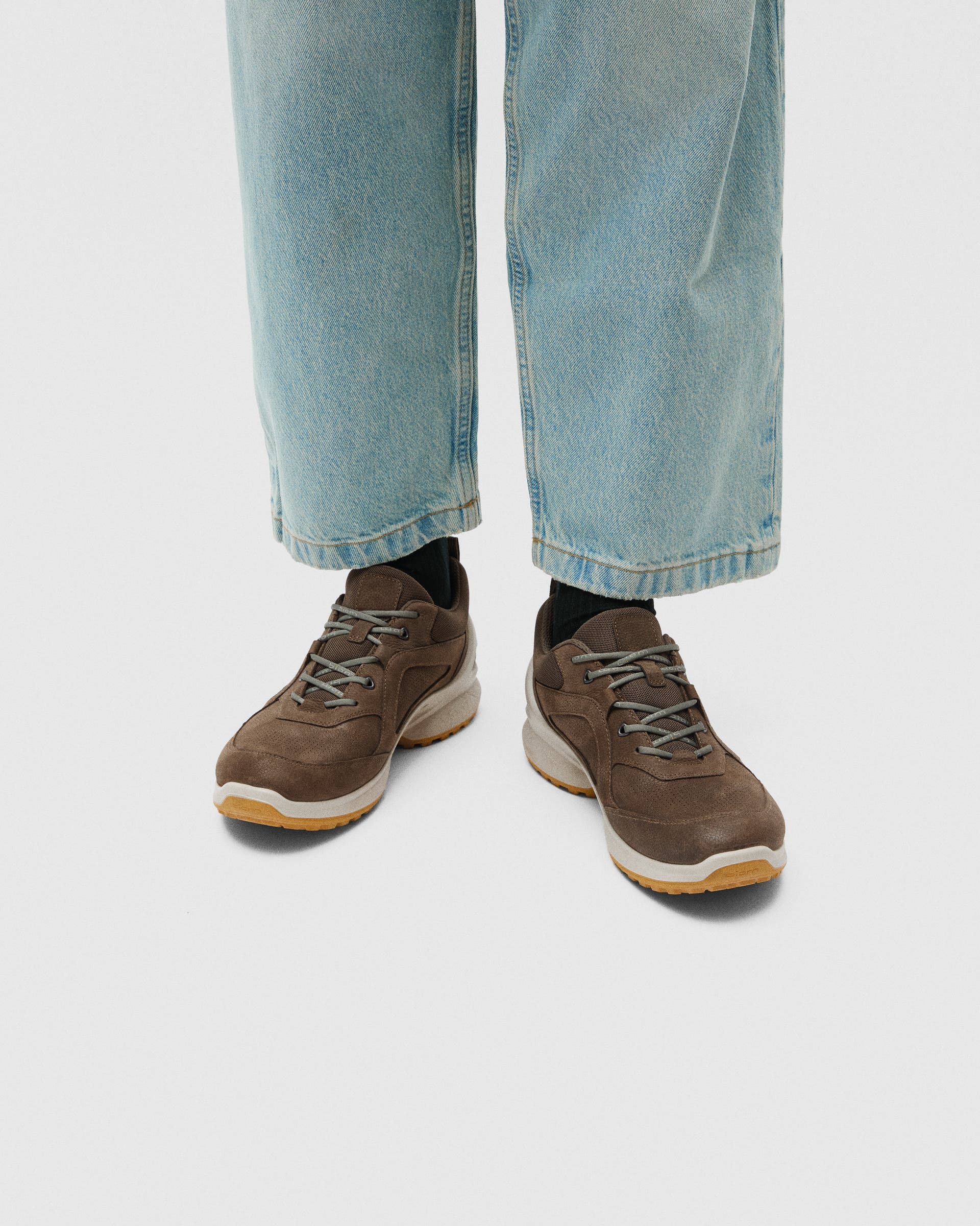 Męskie nubukowe sneakersy ECCO® BIOM ENERGI - Szary - Lifestyle image-1