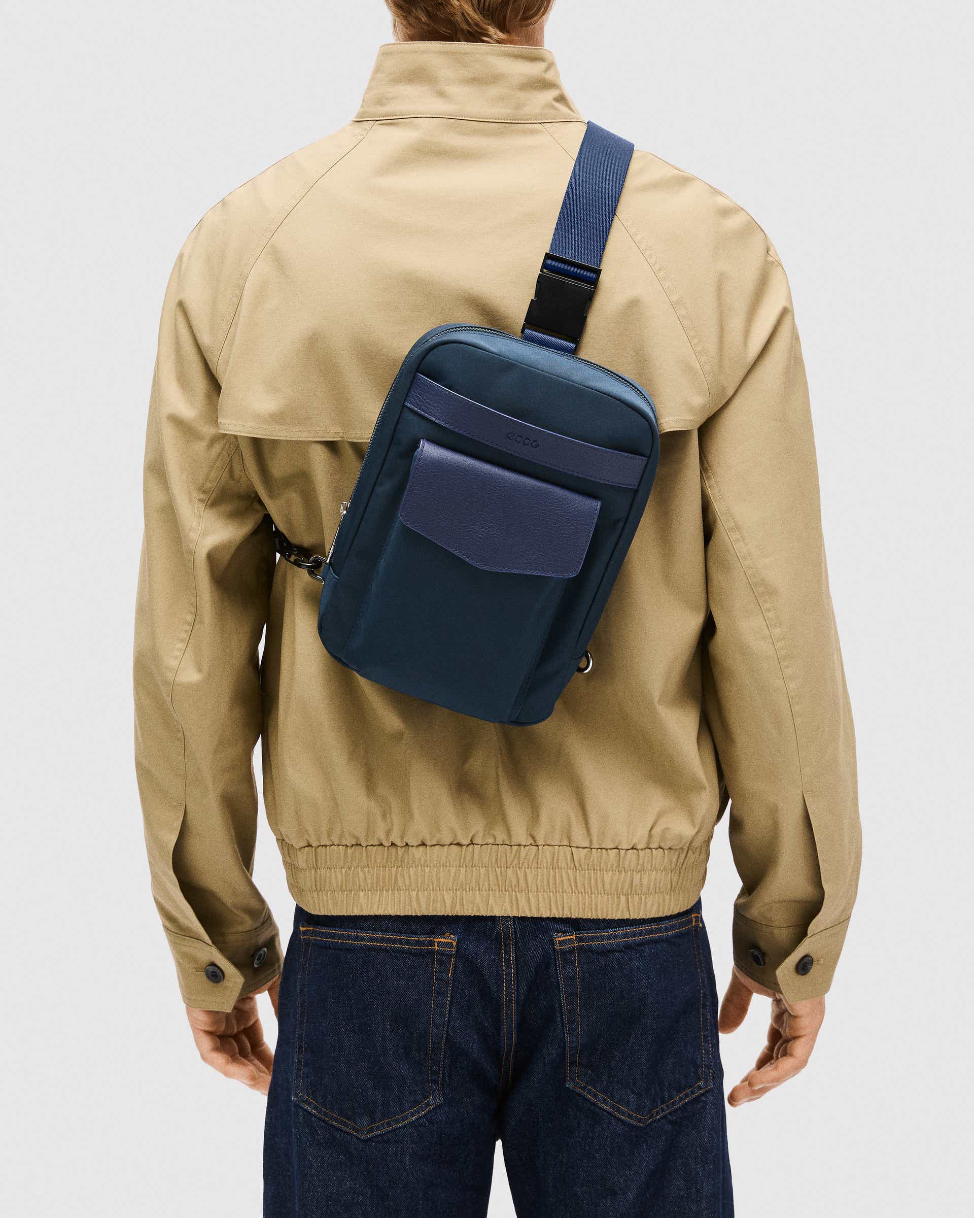 ECCO® Voyager sac bandoulière - Bleu - Lifestyle image-1