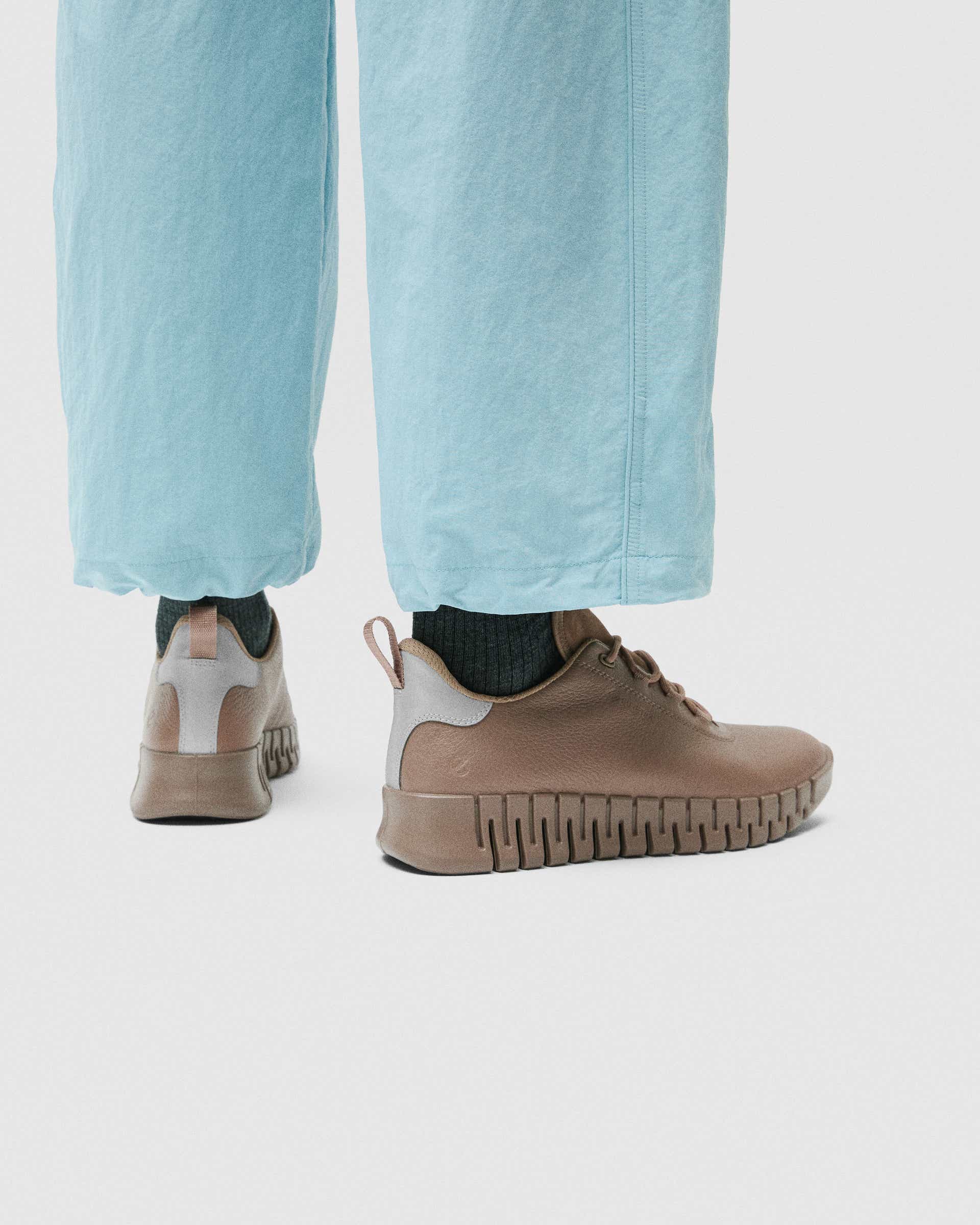 Ténis couro Gore-Tex mulher ECCO® GRUUV - Castanho - Lifestyle image-1