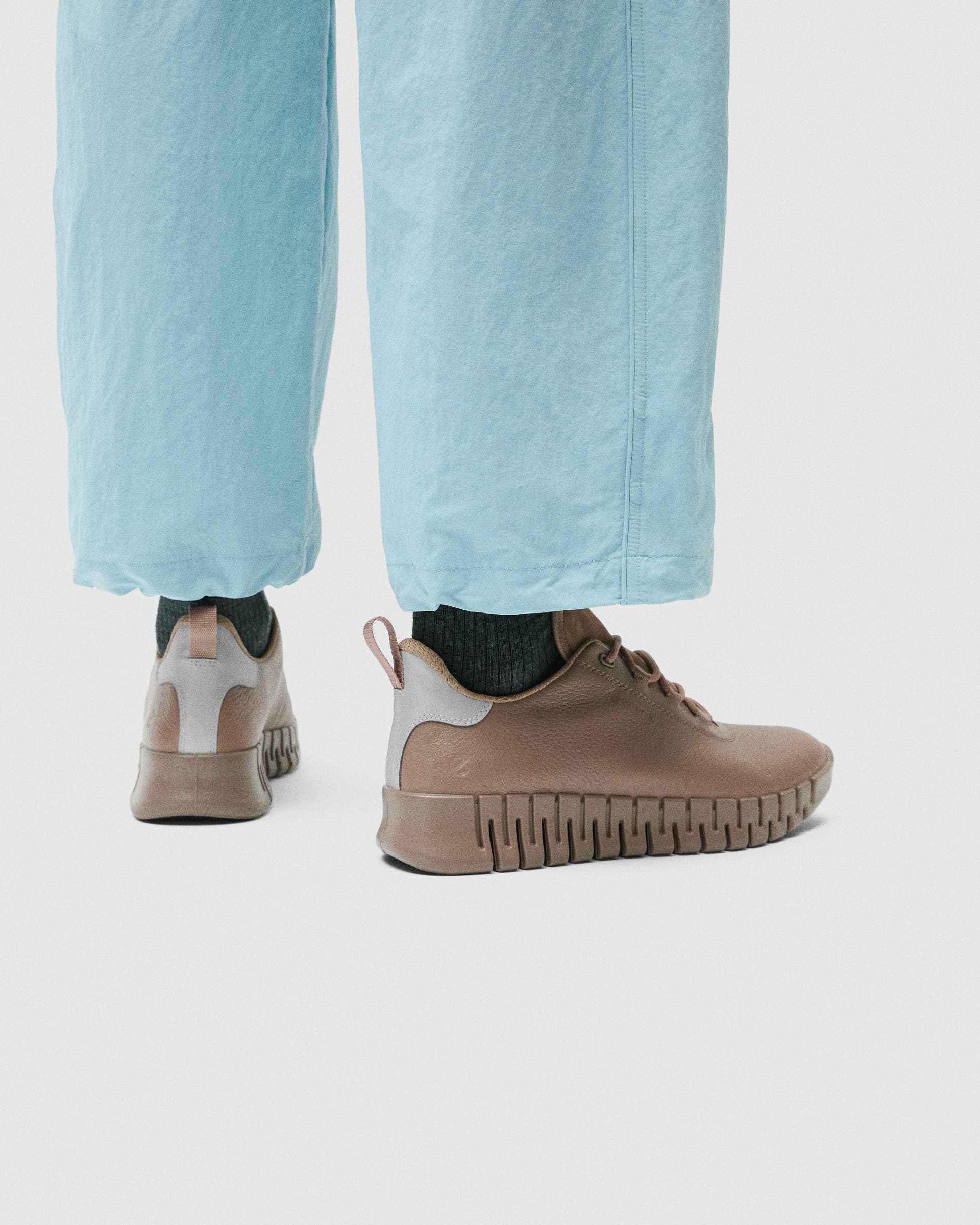 ECCO® GRUUV Damen Ledersneaker mit Gore-Tex - Braun - Lifestyle image-1