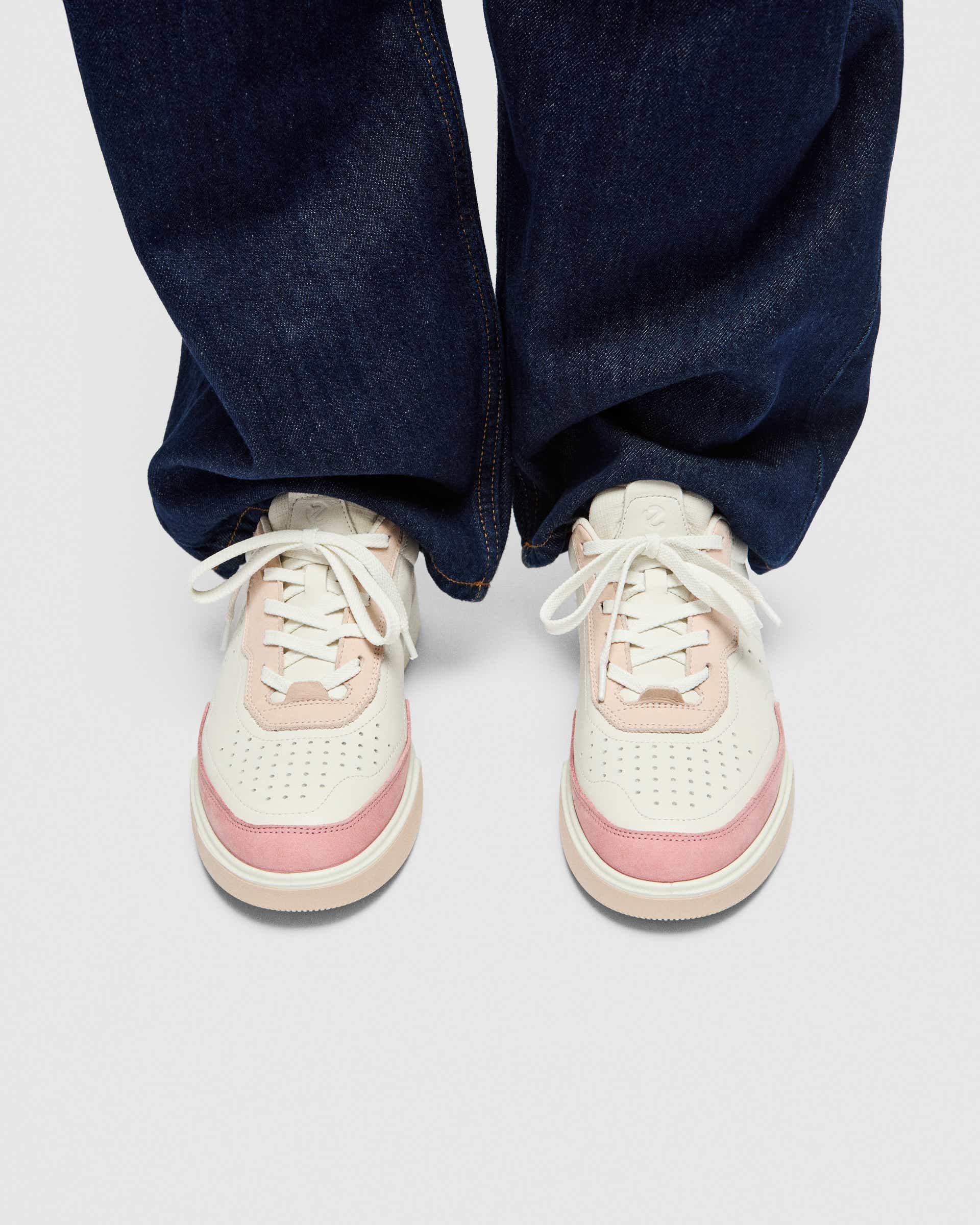 ECCO® Street Court baskets en cuir pour femme - Blanc - Lifestyle image-1