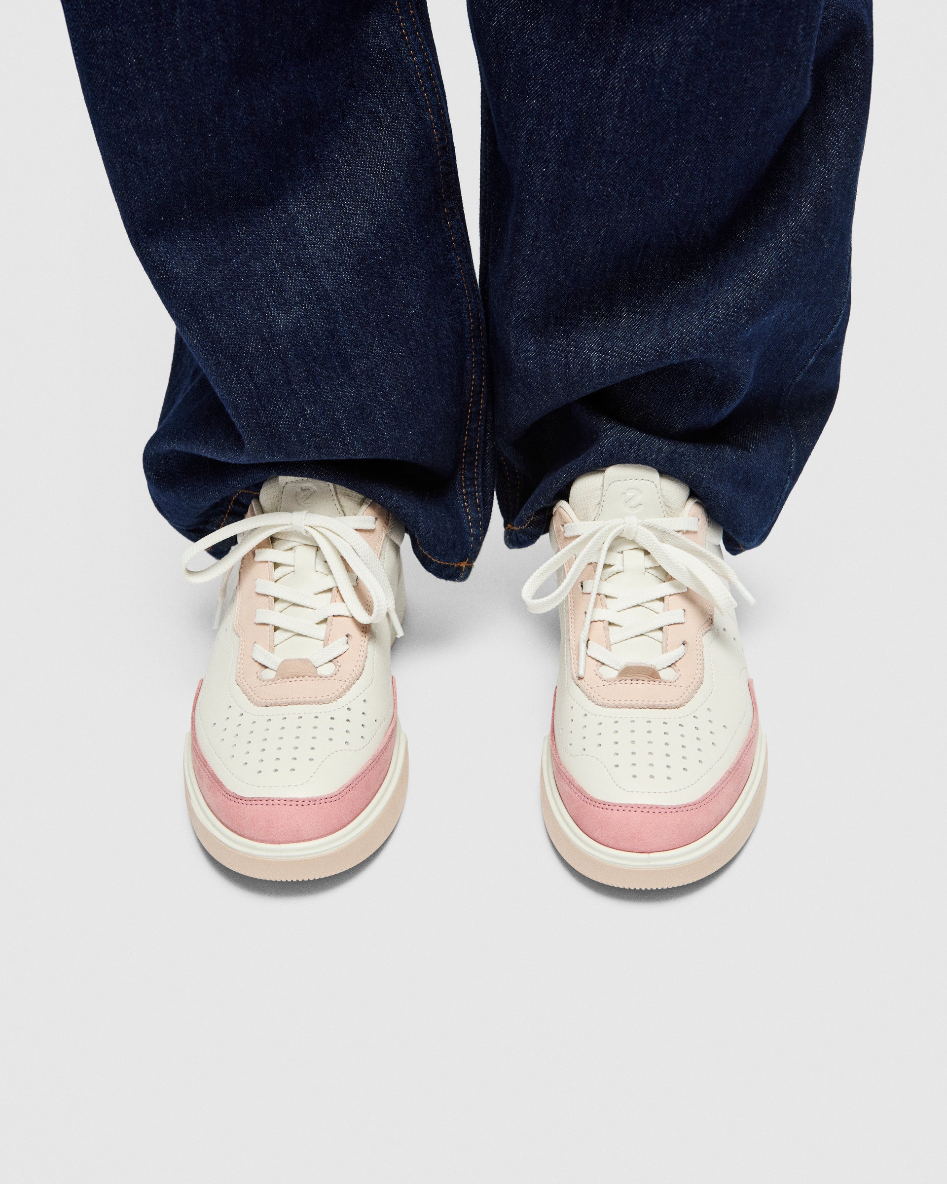 ECCO® Street Court baskets en cuir pour femme - Blanc - Lifestyle image-1