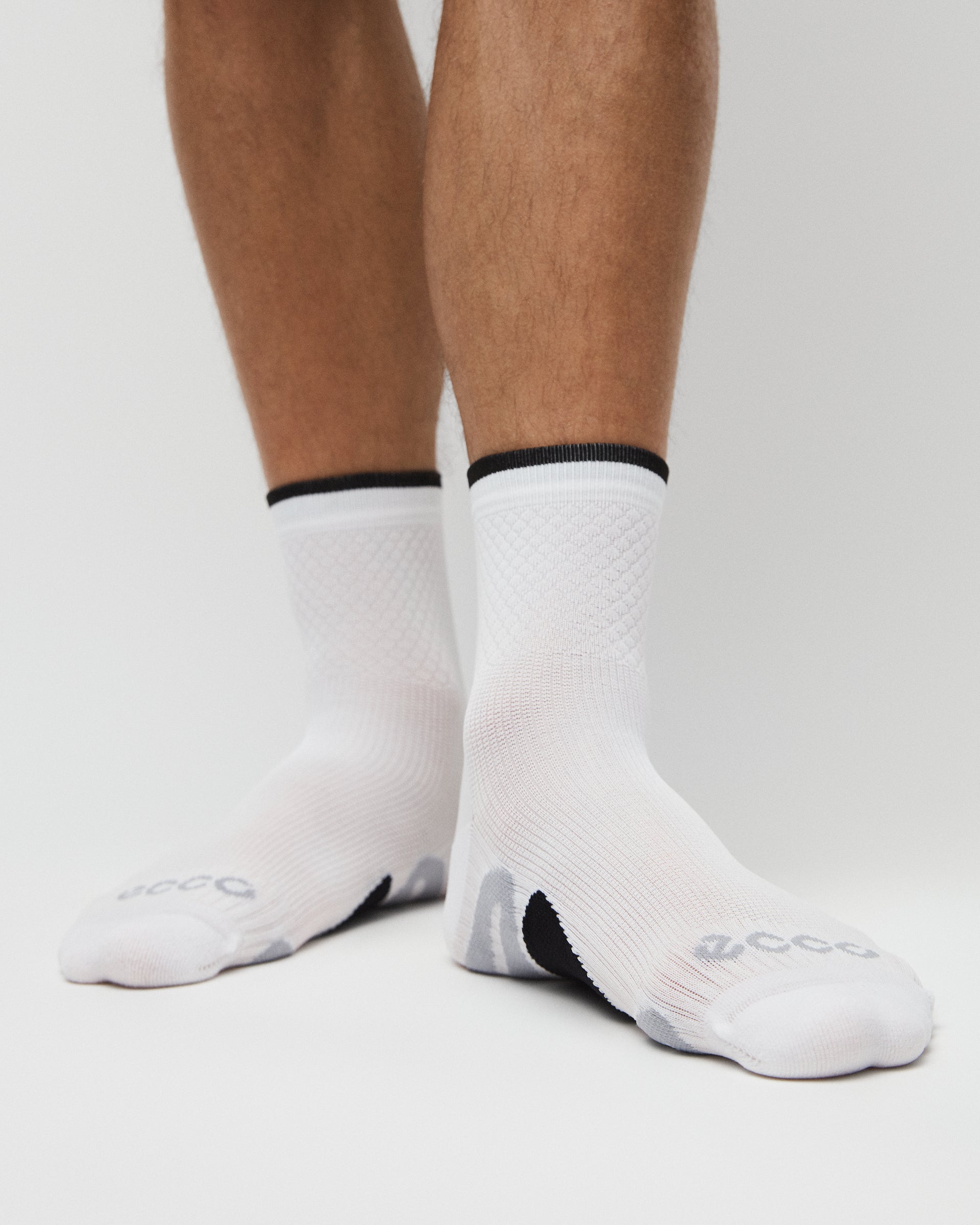 Uniseks srednje visoke nogavice ECCO® - Bela - Lifestyle image-1