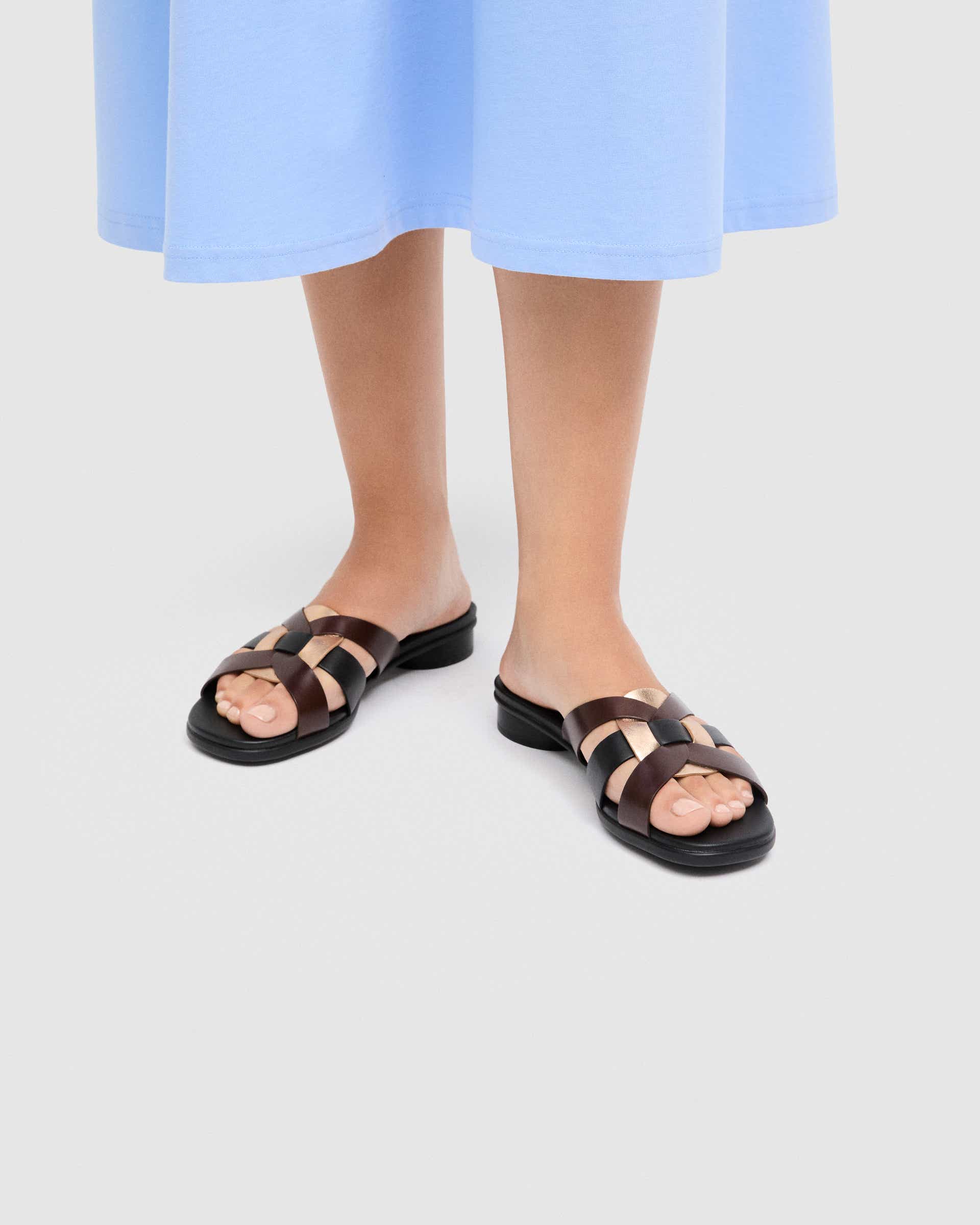 Dámské kožené pantofle s překříženým páskem ECCO® SCULPTED ALBA 25 - Vícebarevná - Lifestyle image-1