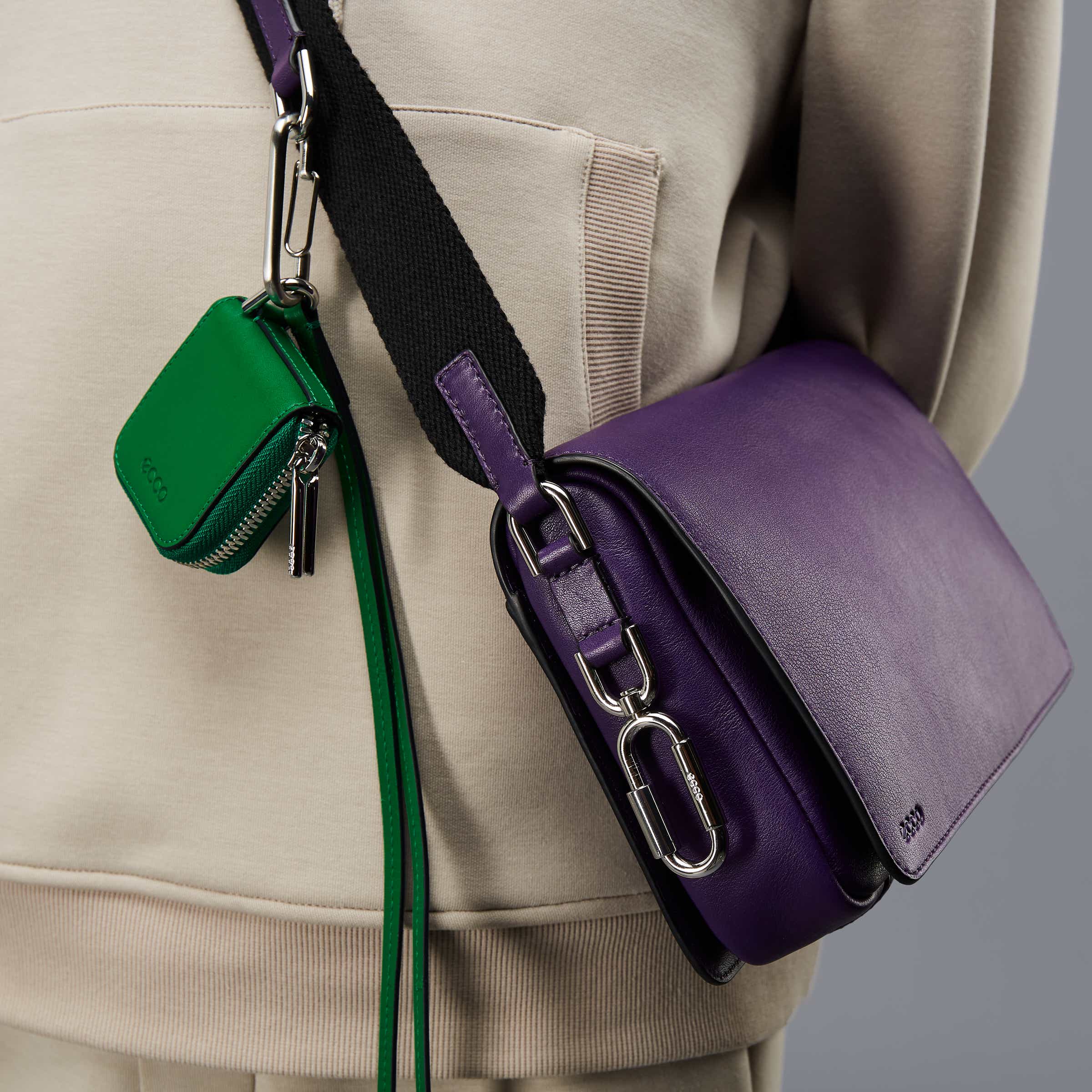 ECCO® Journey Leather Airpod Case - Green - Modelshot-1