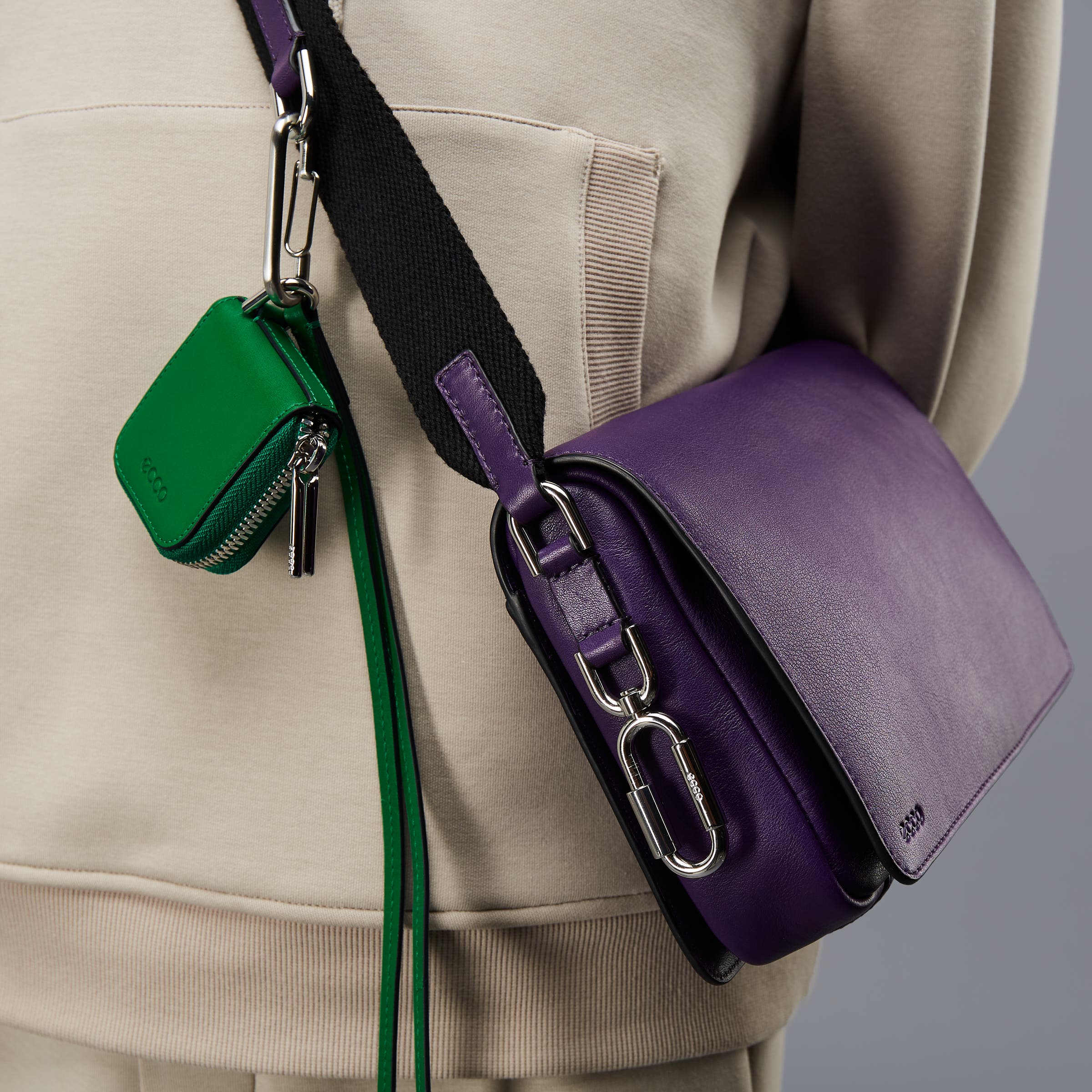 ECCO® Journey Leather Airpod Case - Green - Modelshot-1