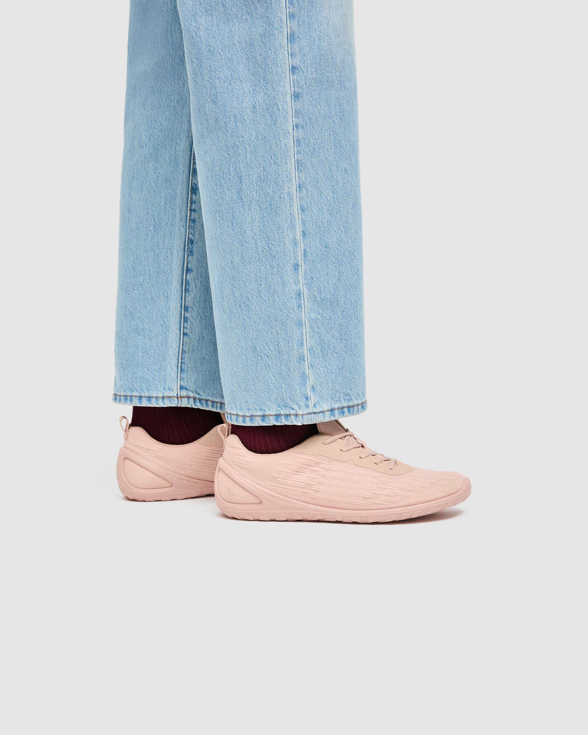 Damskie sznurowane buty tekstylne ECCO® BIOM EVERYDAY - Różowy - Lifestyle image-1