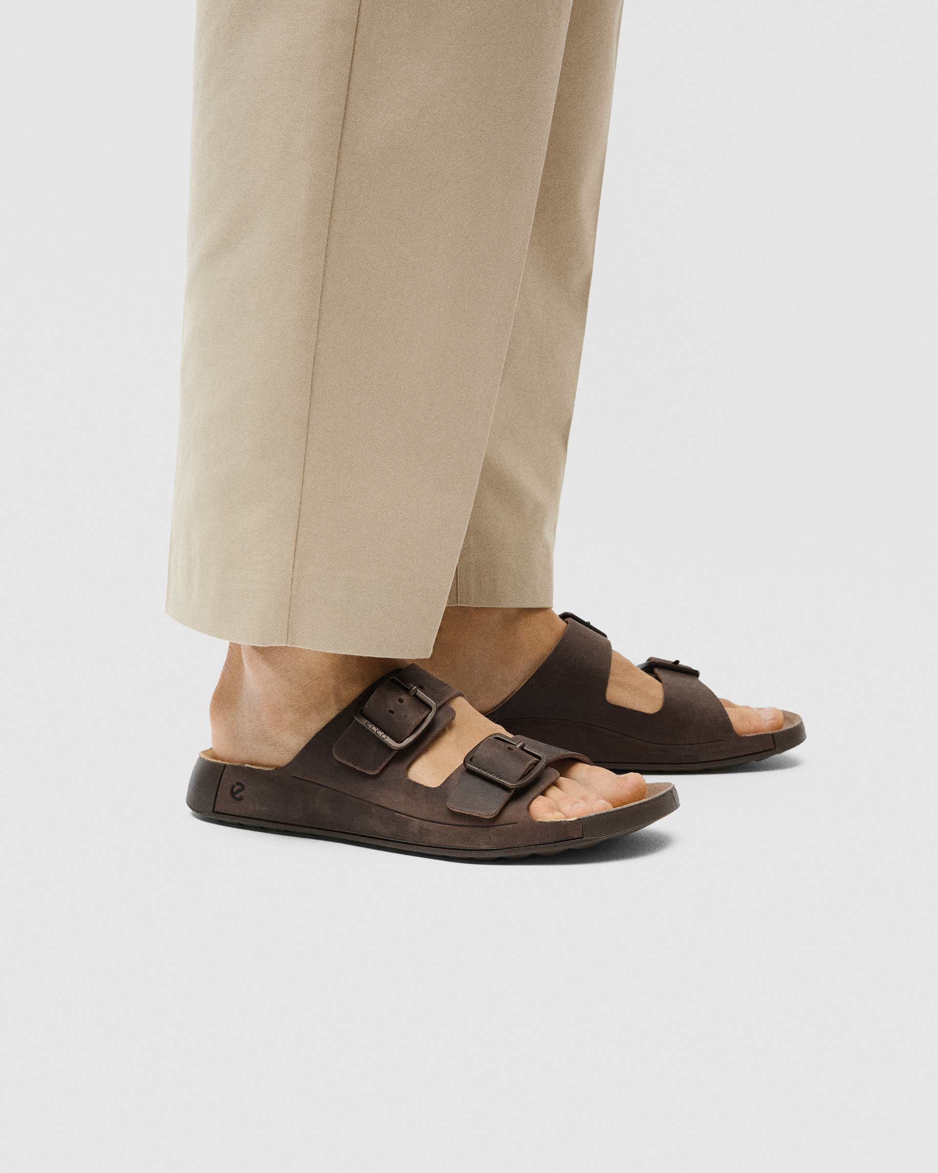 ECCO® Cozmo Sandal med två remmar nubuck herr - Brun - Lifestyle image-1