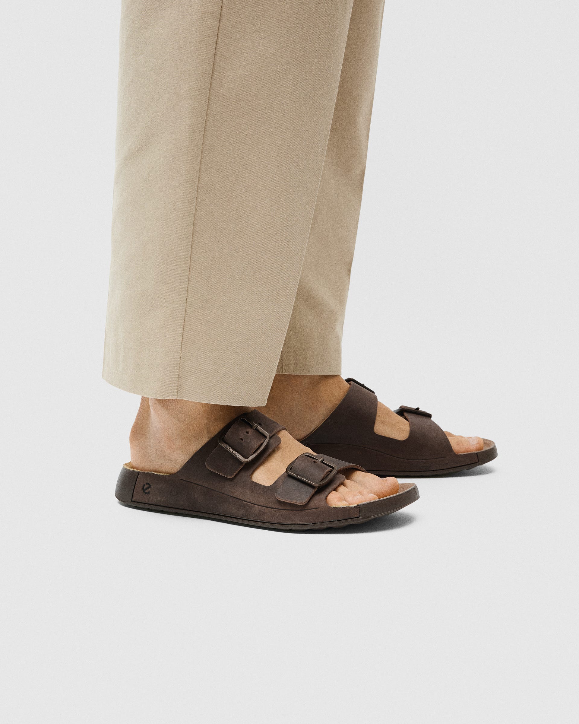 ECCO® Cozmo Sandal med två remmar nubuck herr - Brun - Lifestyle image-1