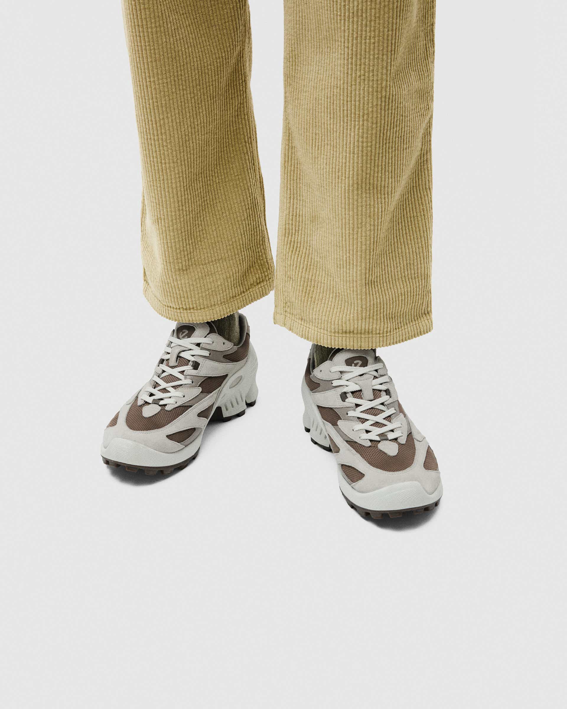 Męskie zamszowe sneakersy ECCO® BIOM C-TRAIL - Brązowy - Lifestyle image-1