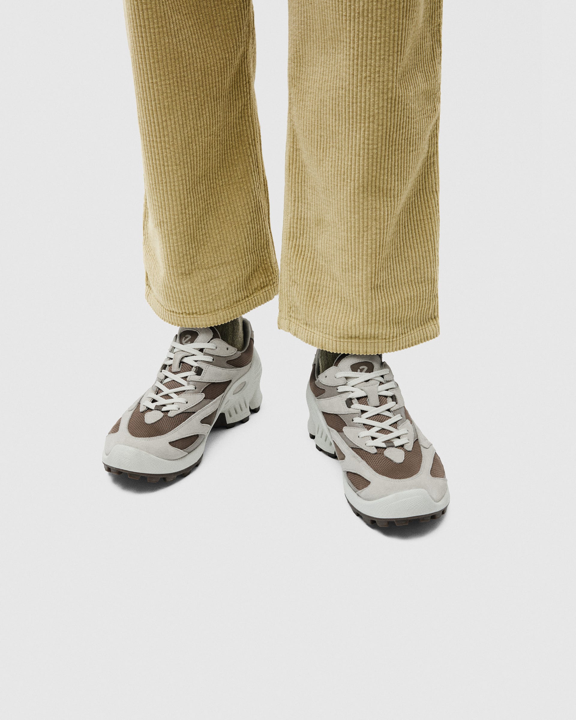 Męskie zamszowe sneakersy ECCO® BIOM C-TRAIL - Brązowy - Lifestyle image-1