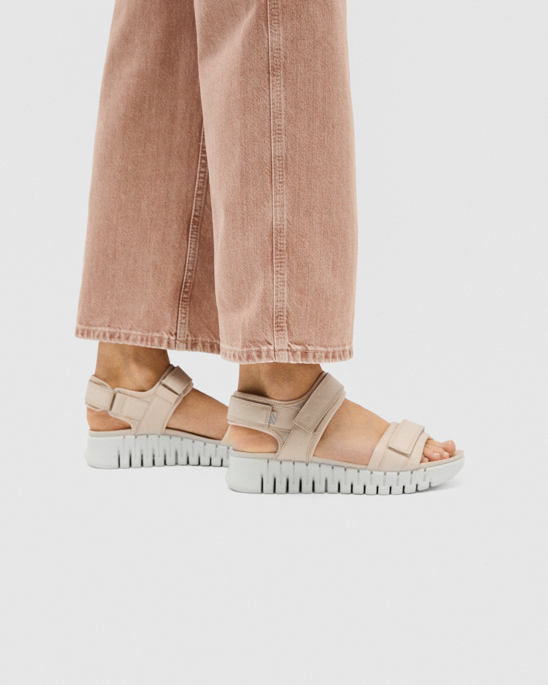 Naisten ECCO® Gruuv Sol korkeakorkoiset sandaalit - Beige - Lifestyle image-1