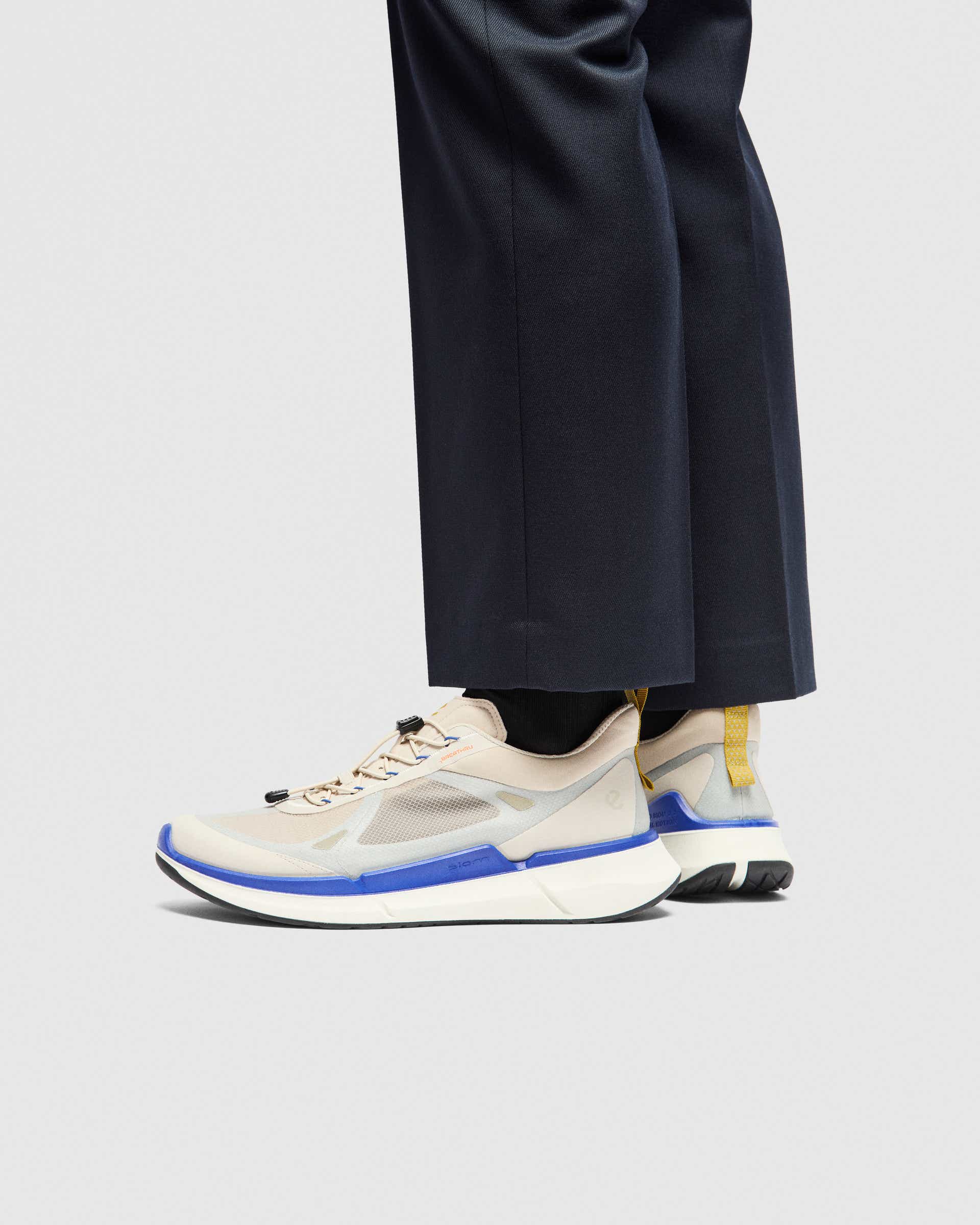 ECCO® BIOM 2.2 Herren Textilsneaker - Grau - Lifestyle image-1