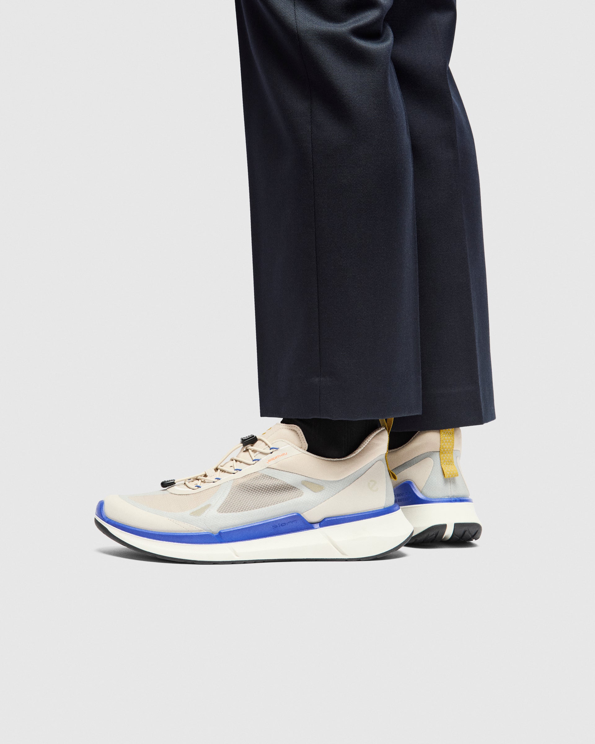 ECCO BIOM 2.2 メンズ テキスタイルスニーカー - グレー - Lifestyle image-1