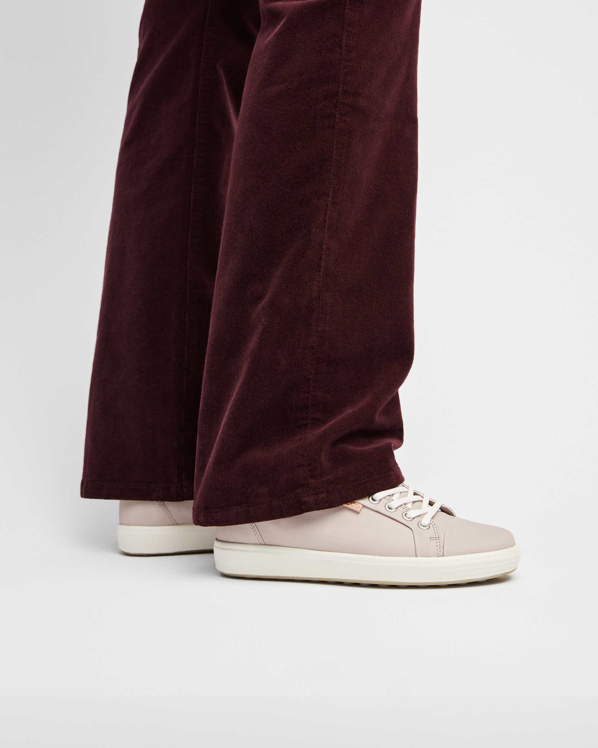 ECCO® Soft 7 baskets en nubuck pour femme - Gris - Lifestyle image-1